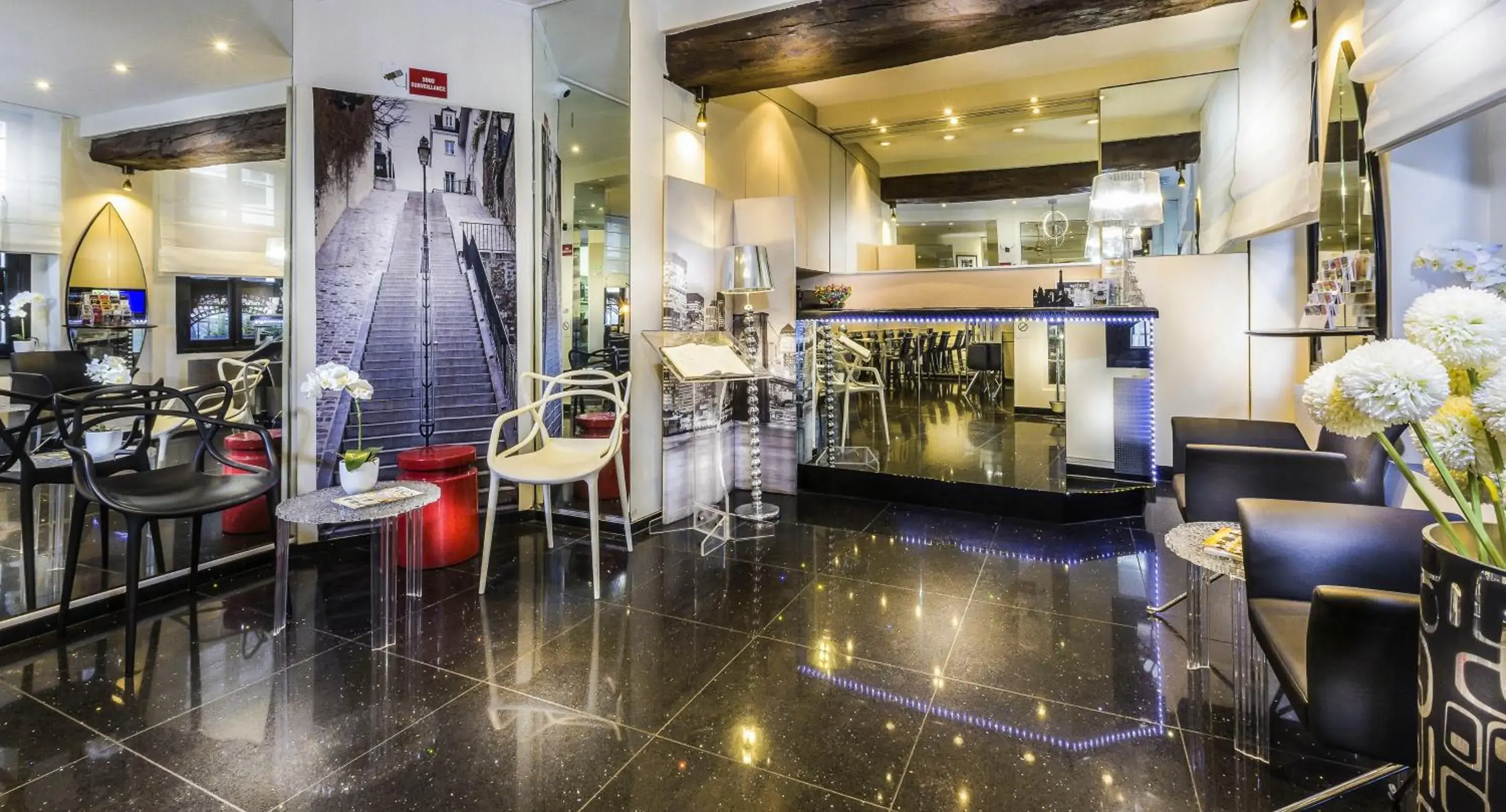 Lobby or reception in Hotel Ile de France Opéra Lobby or reception in Hotel Ile de France Opéra