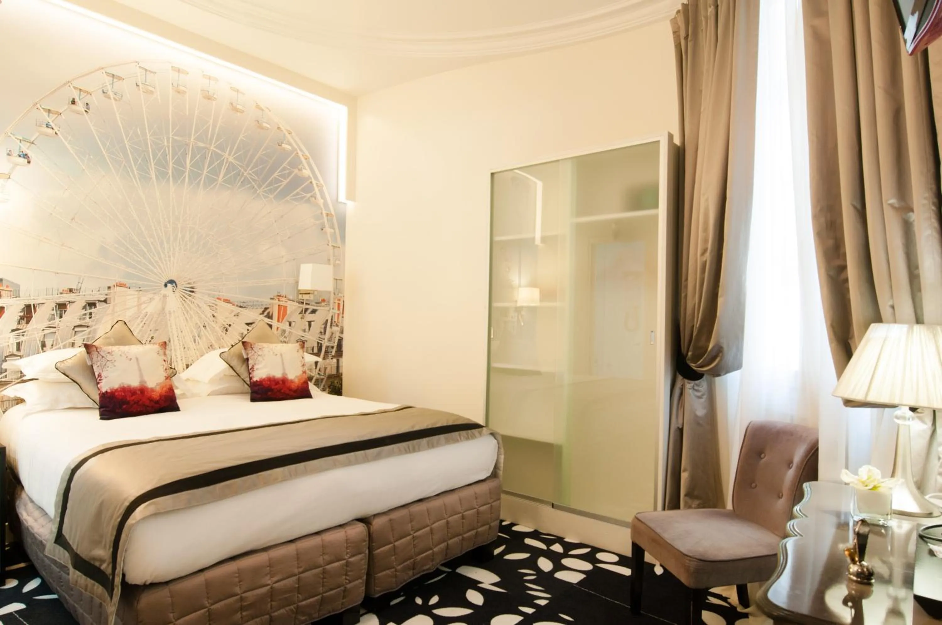 Photo of the whole room, Bed in Hotel Ile de France Opéra