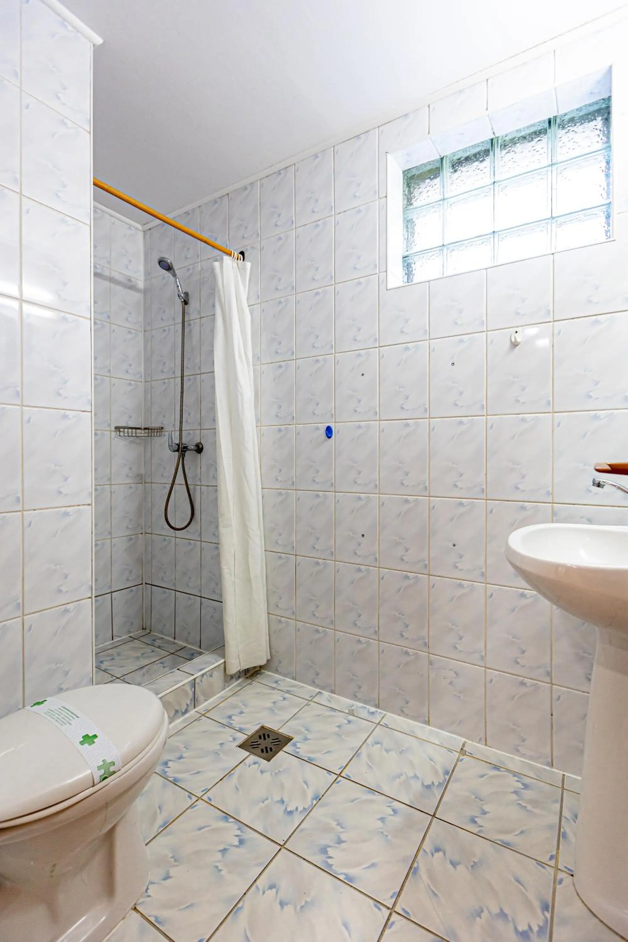 Shower in Pensiunea Joker