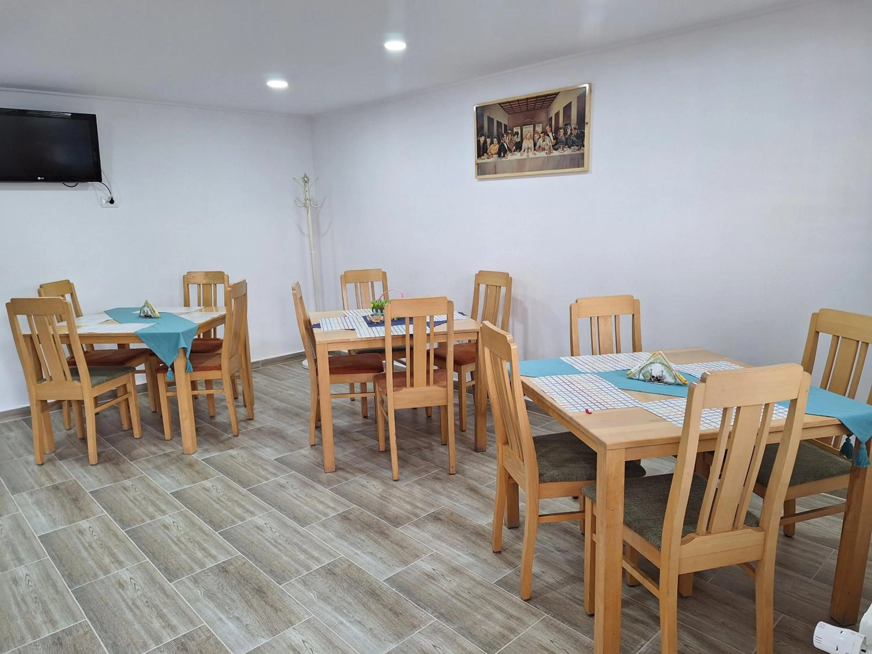 Restaurant/places to eat in Pensiunea Joker