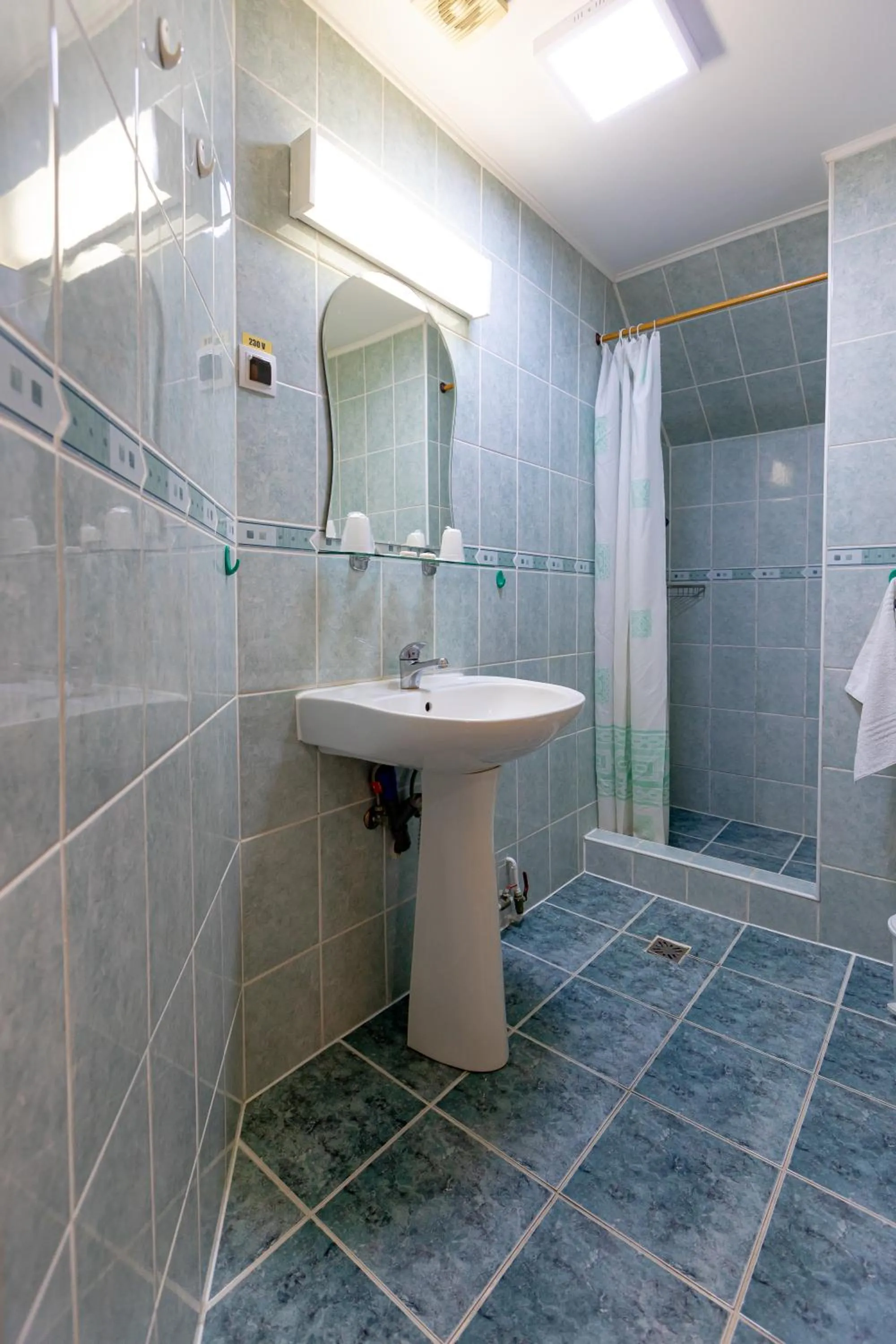 Shower in Pensiunea Joker