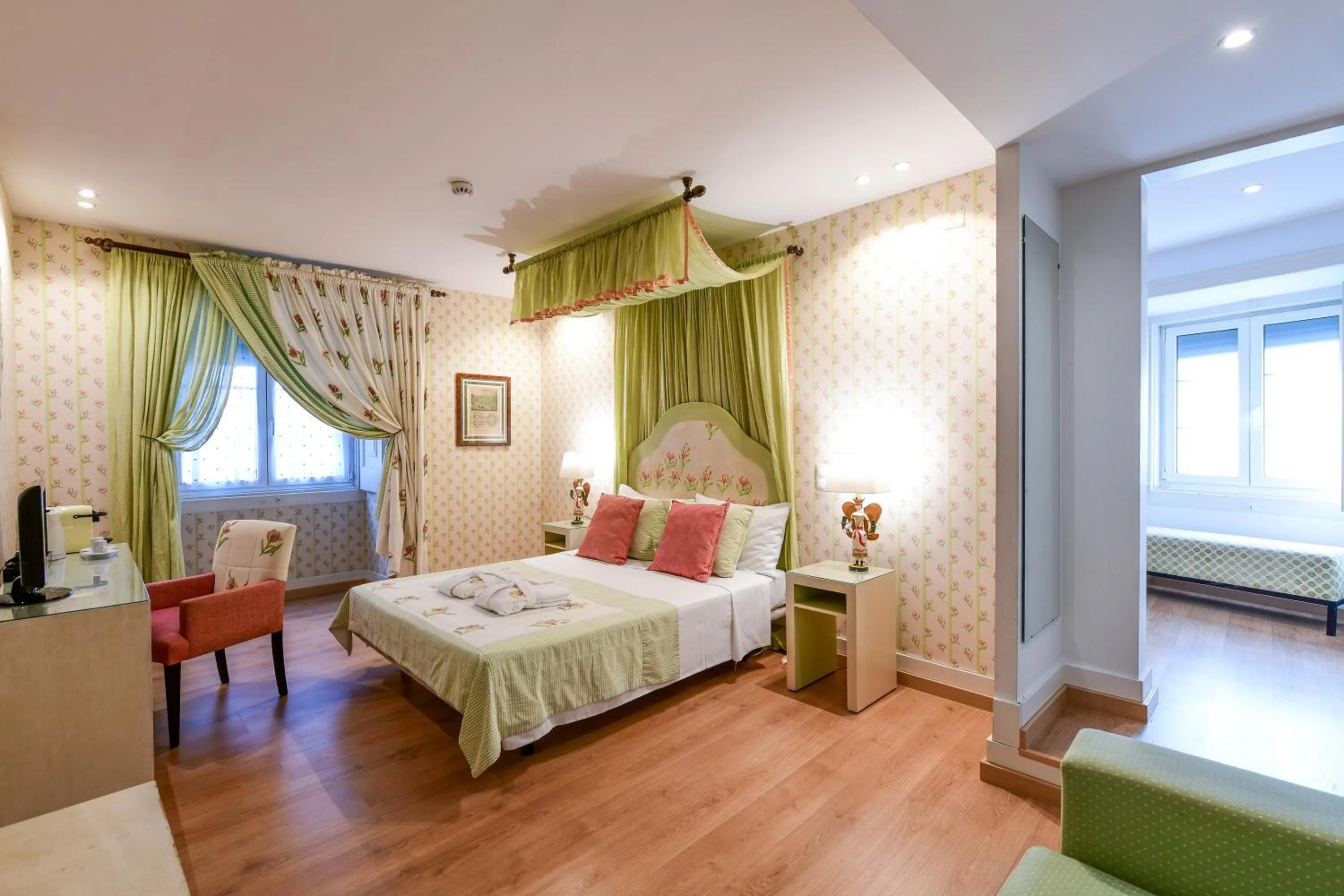 Shower, Bed in Casa de Sao Mamede Hotel