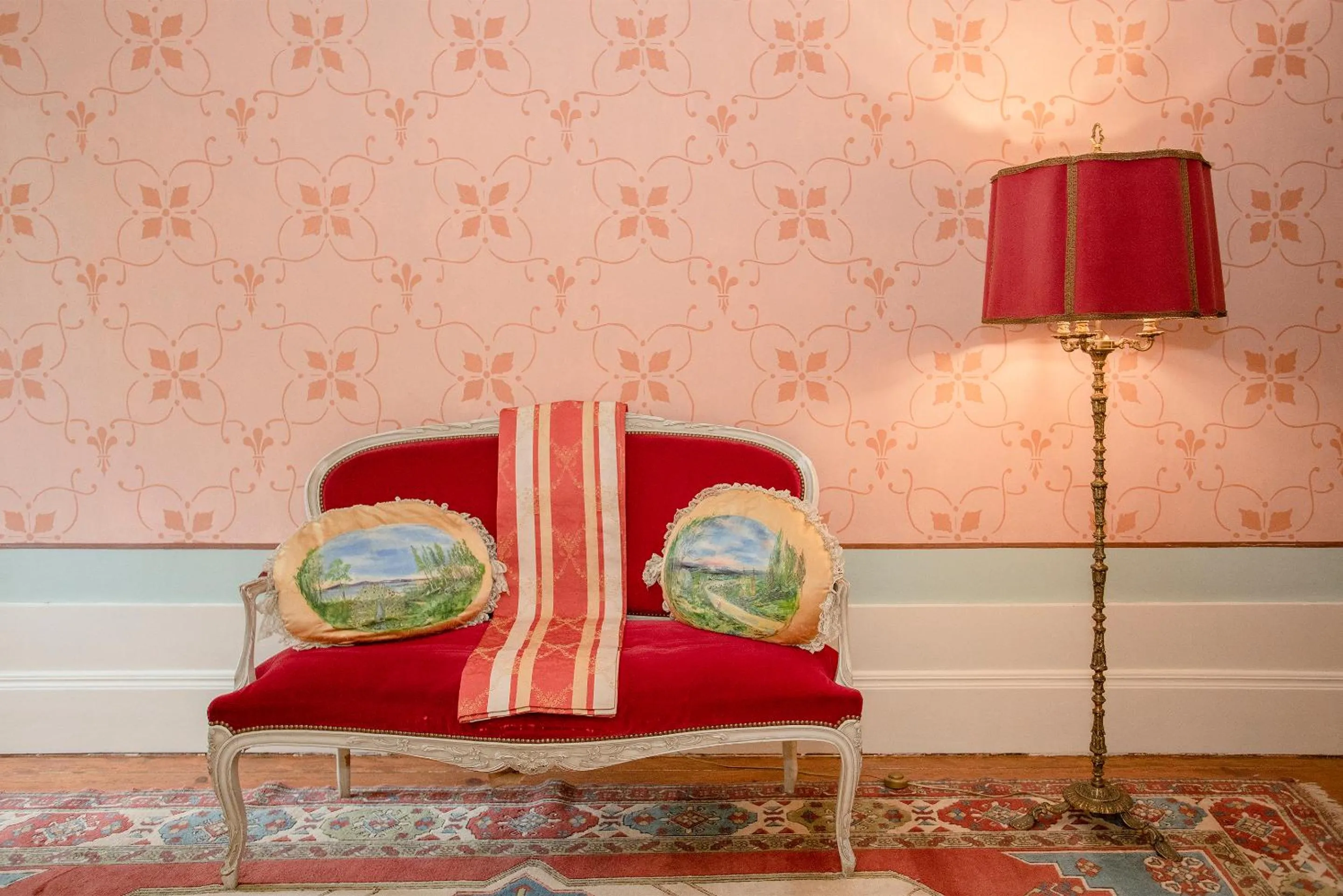 Seating area in Palace Museum & National Monument - Espaço Palmeiras