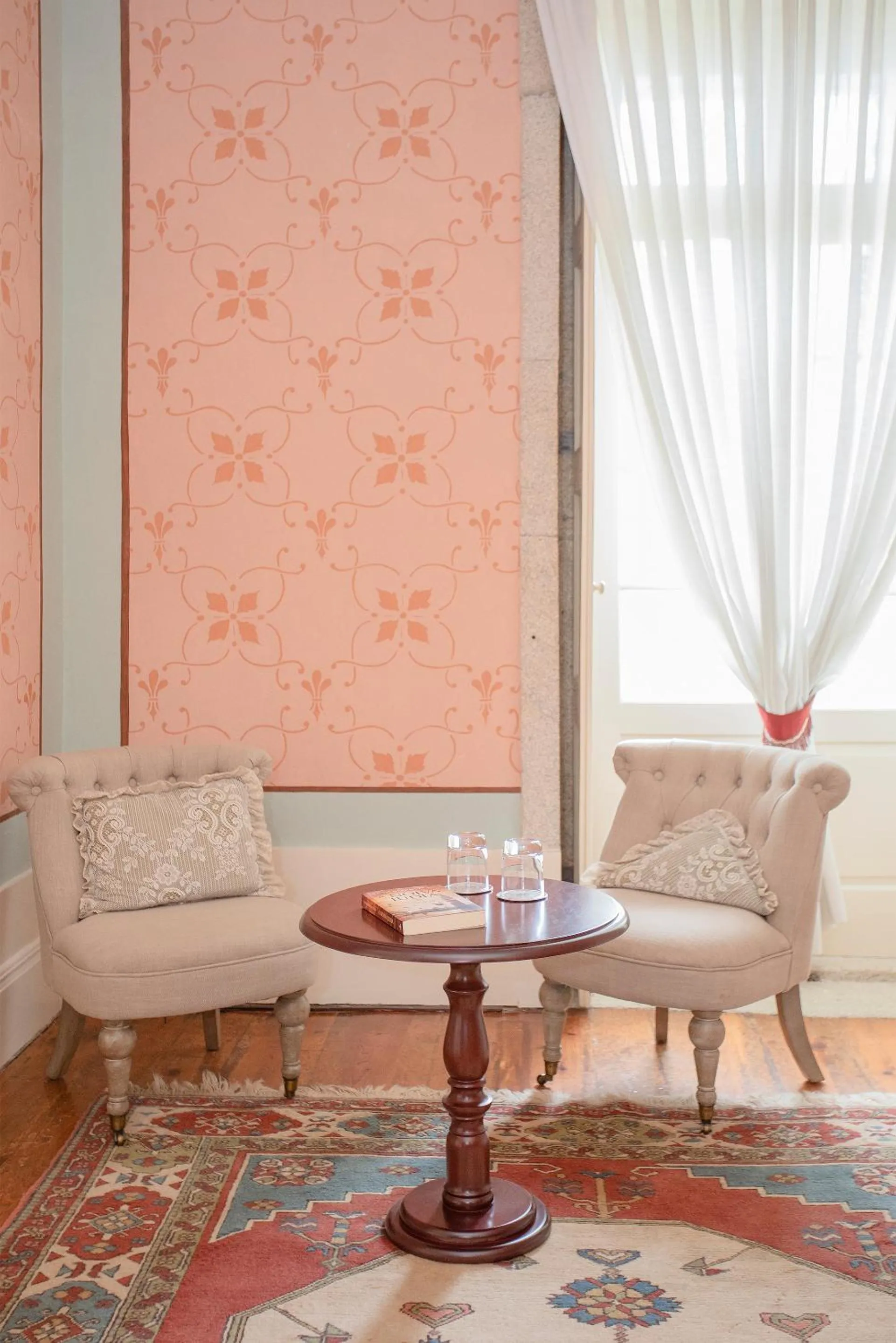 Seating area in Palace Museum & National Monument - Espaço Palmeiras