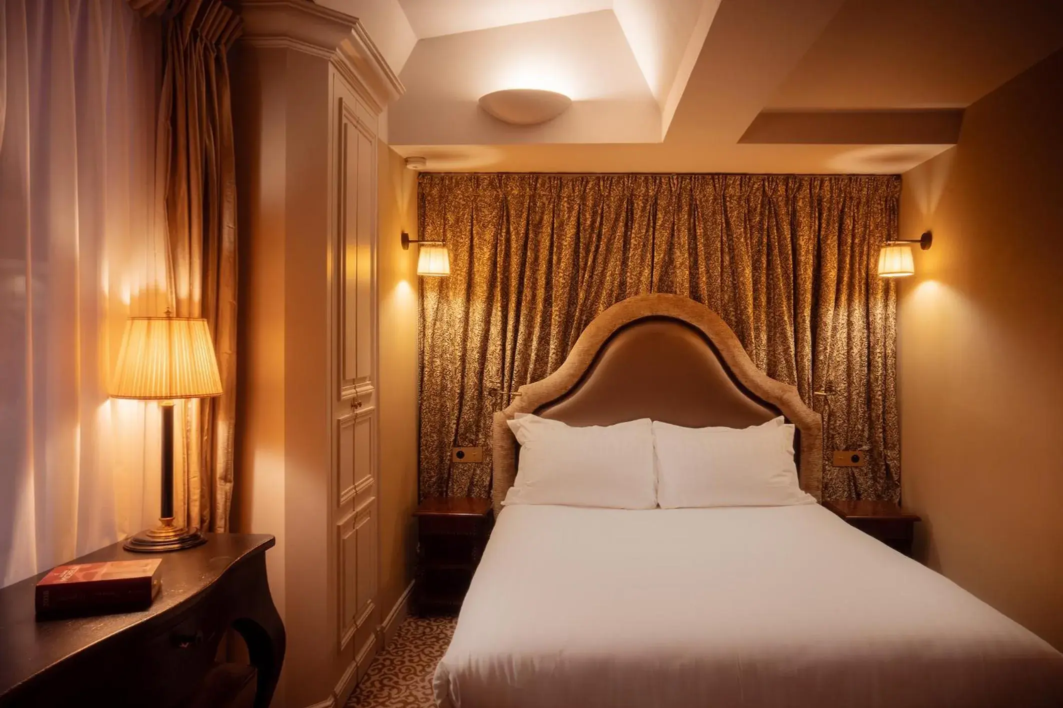 Superior Double Room in Hotel Odeon Saint-Germain Superior Double Room in Hotel Odeon Saint-Germain