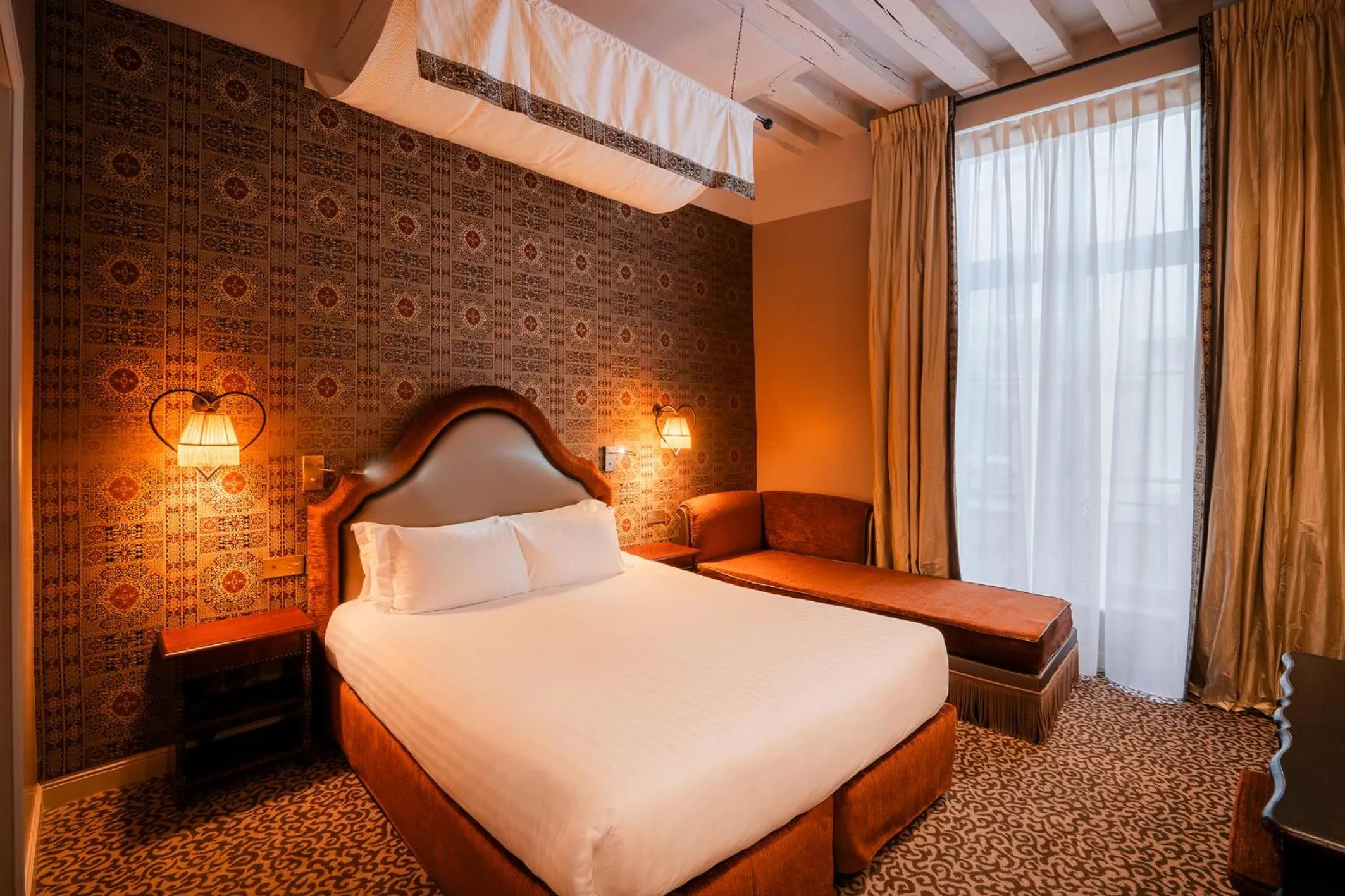 Bed in Hotel Odeon Saint-Germain