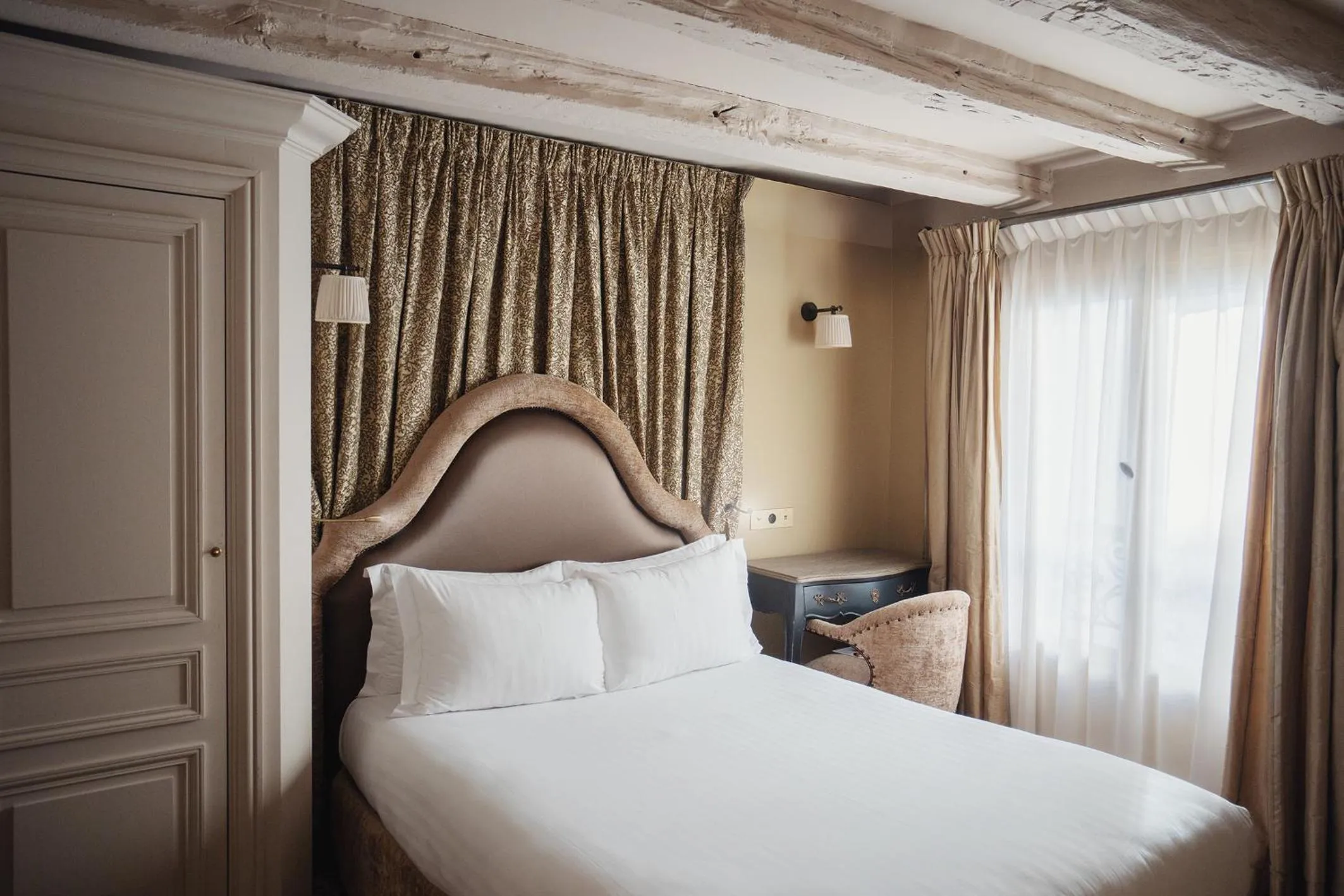 Bed in Hotel Odeon Saint-Germain