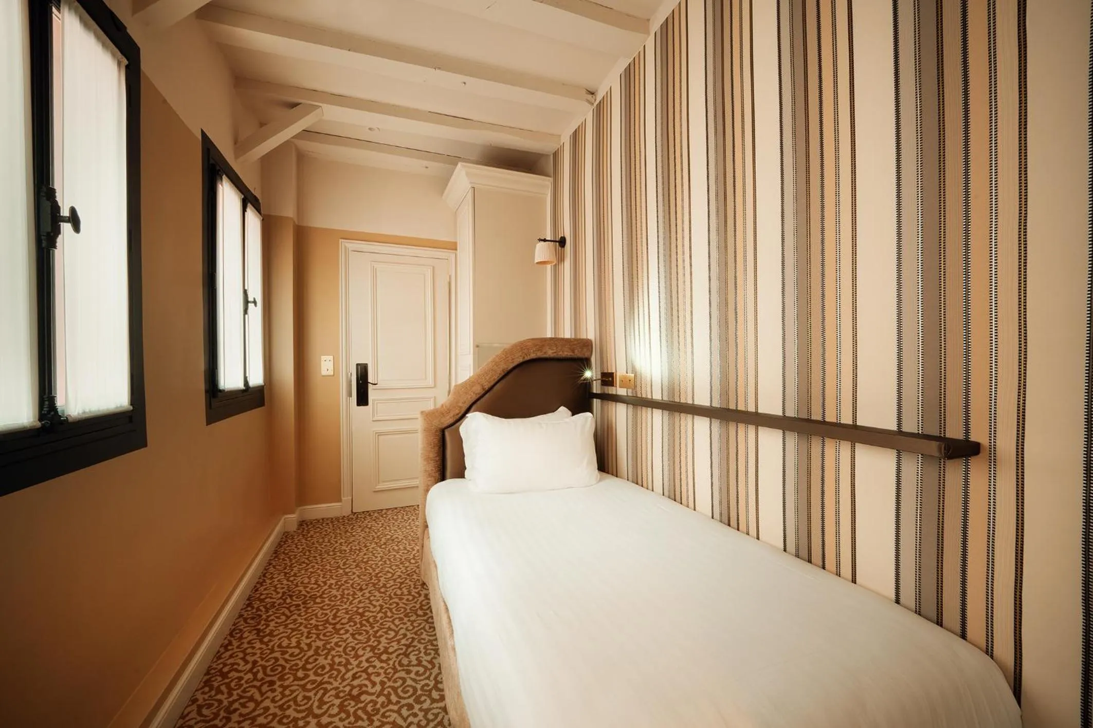 Bed in Hotel Odeon Saint-Germain