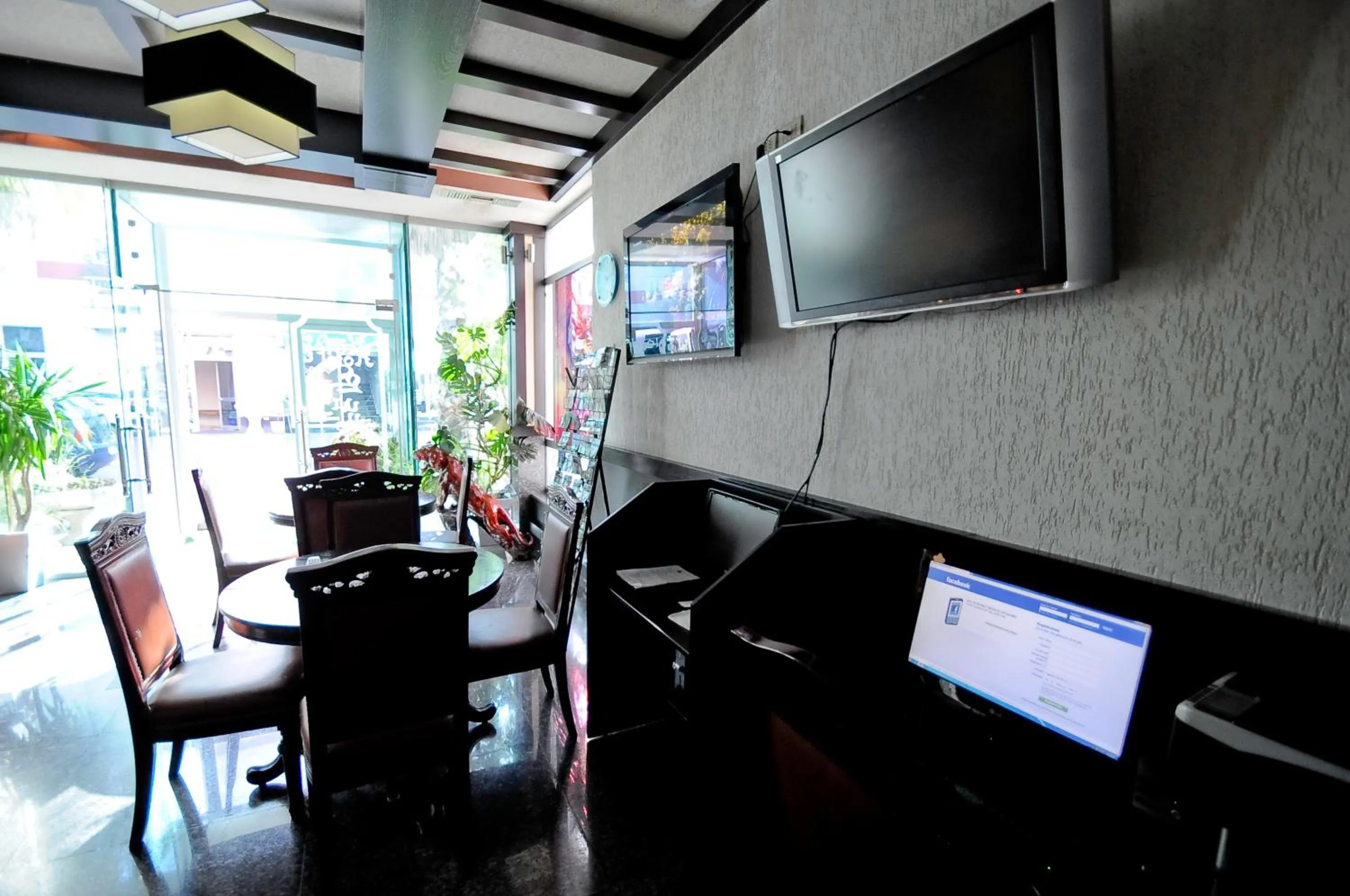 Communal lounge/ TV room in Hotel Lubjana