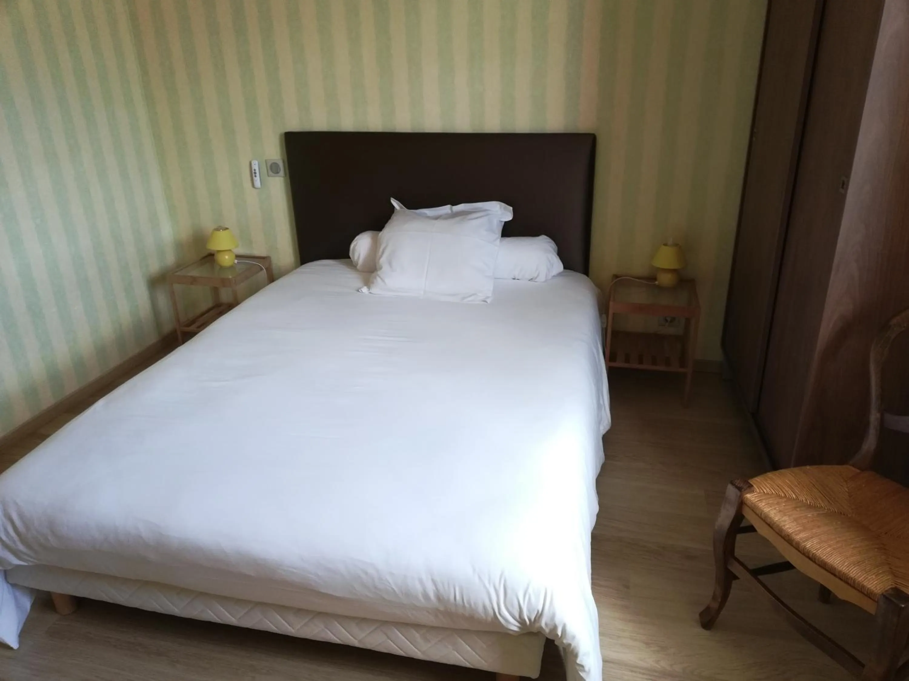 Photo of the whole room, Bed in Hôtel de la Poste Chez Cécile