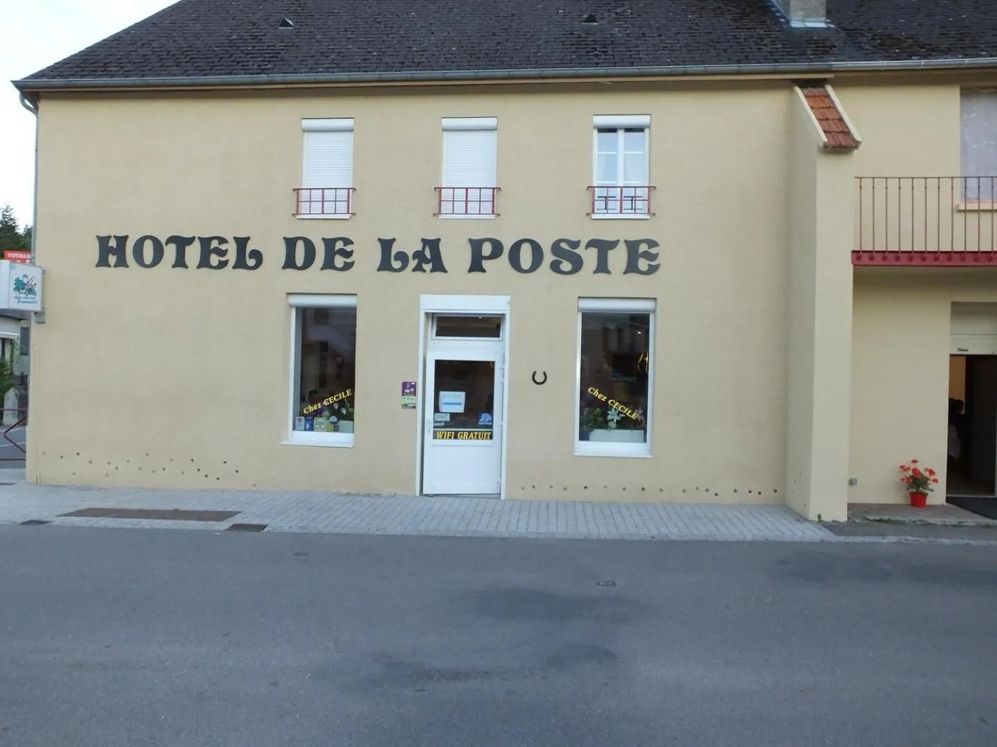 Property building in Hôtel de la Poste Chez Cécile