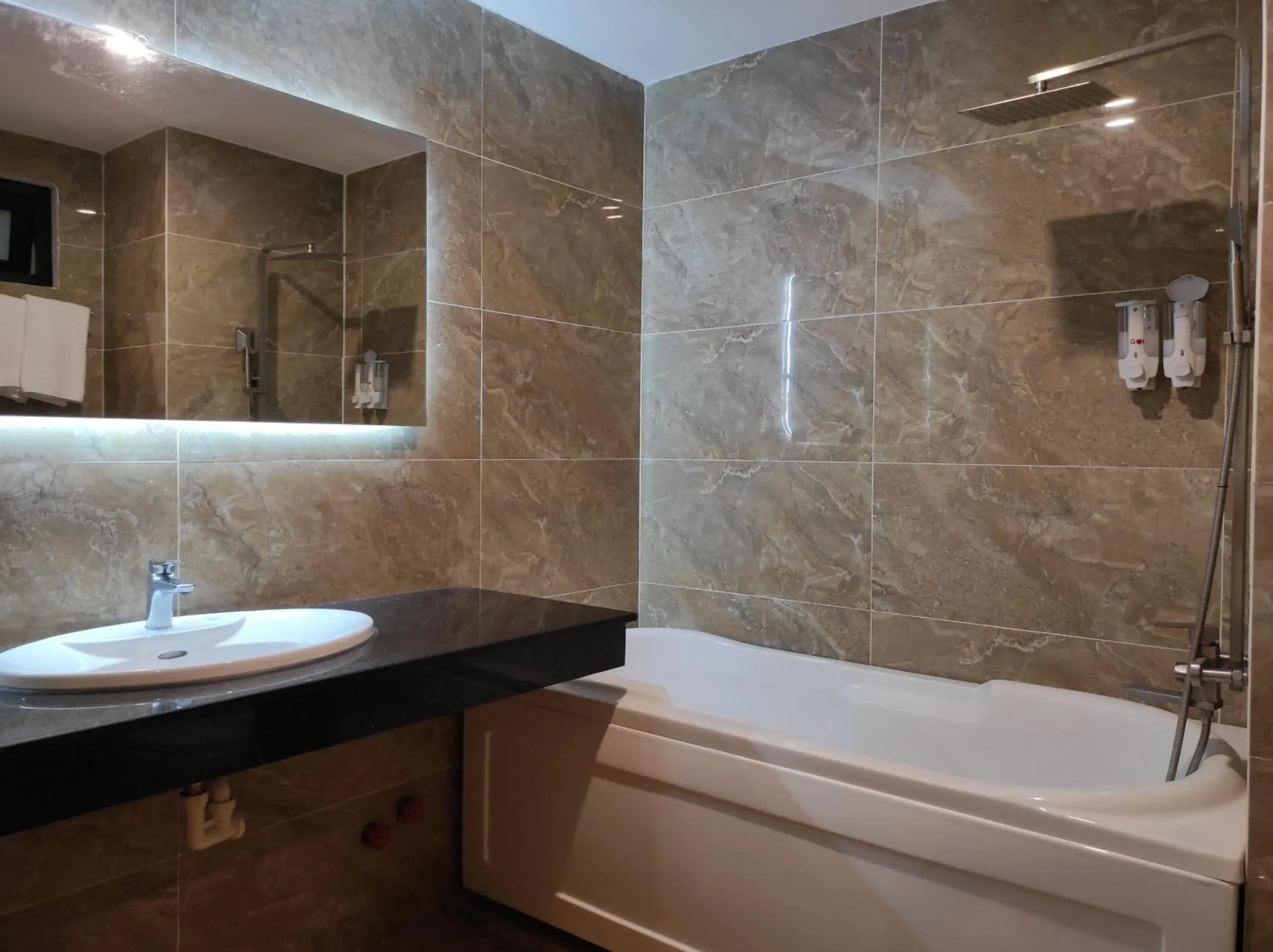 Deluxe Queen Room with Two Queen Beds in HỒNG HẢI 2 HOTEL Deluxe Queen Room with Two Queen Beds in HỒNG HẢI 2 HOTEL