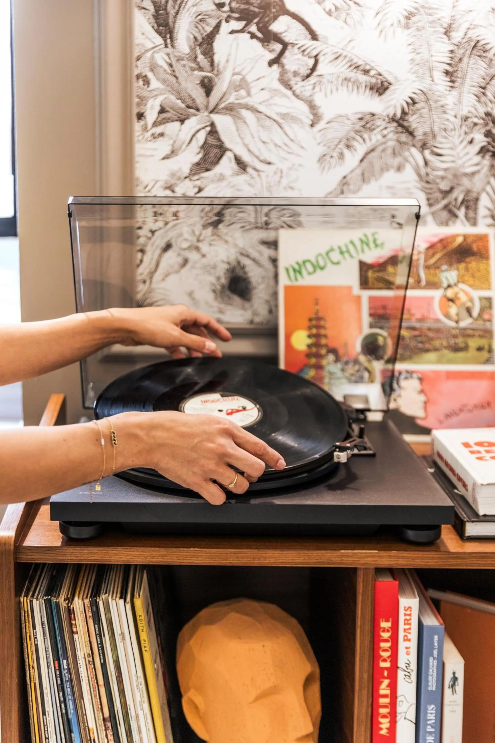 Library in Hôtel Maison Pigalle