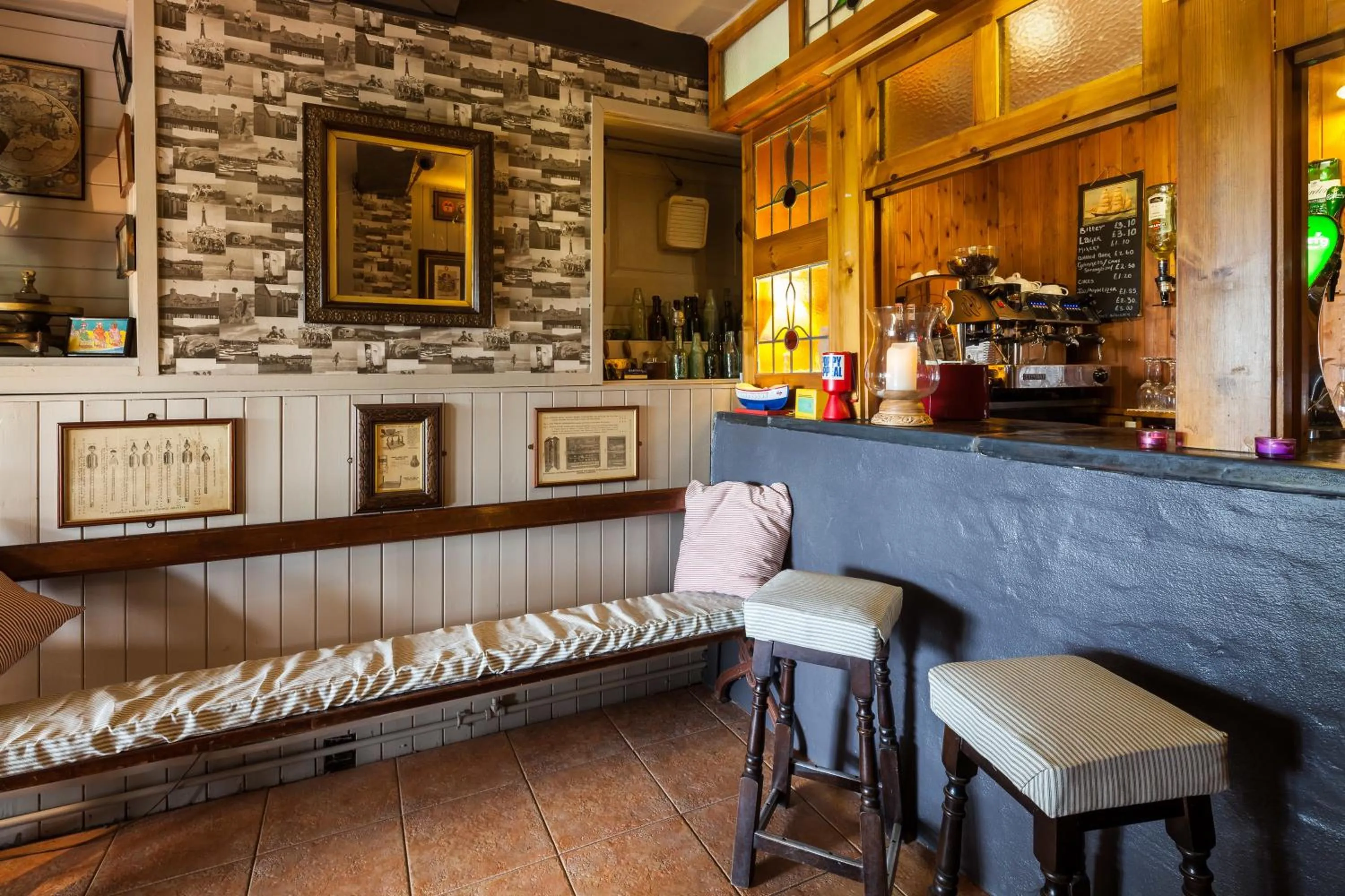 Lounge or bar in Castlemead Country House By The Sea