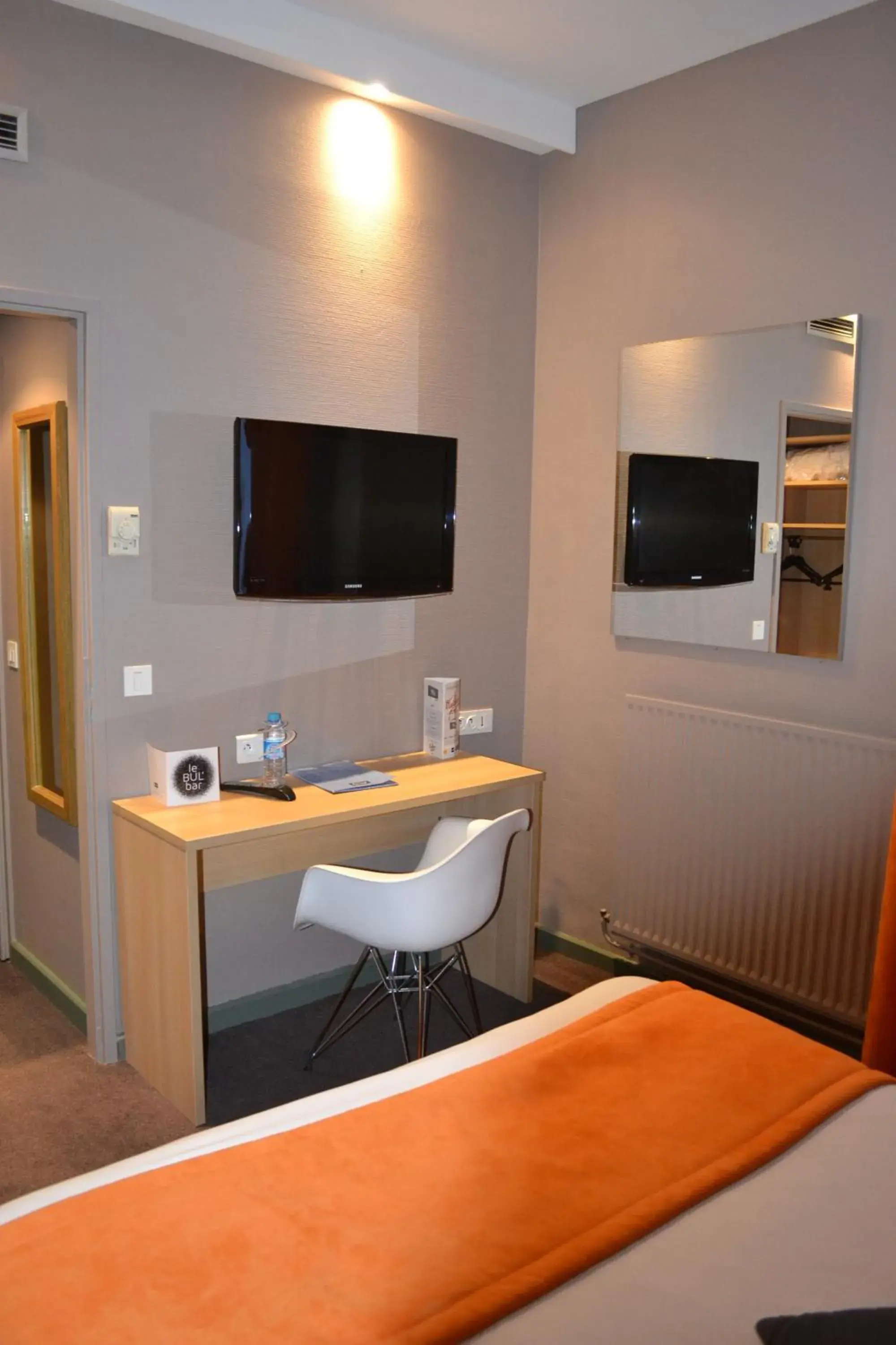 Bed, TV/Entertainment Center in Hotel Kyriad and Spa Reims centre Bed, TV/Entertainment Center in Hotel Kyriad and Spa Reims centre