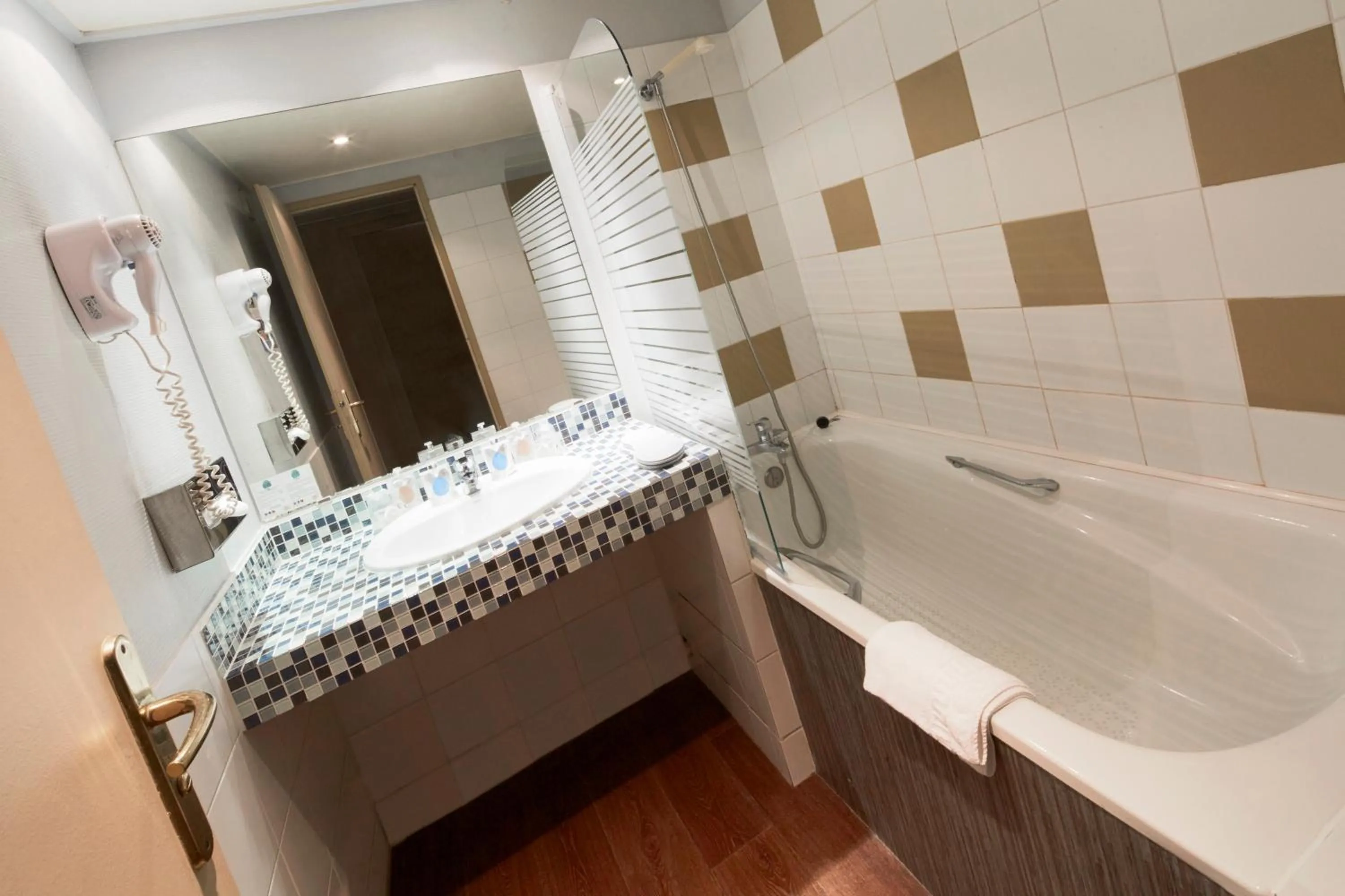 Bathroom in Hôtel Europe and Spa