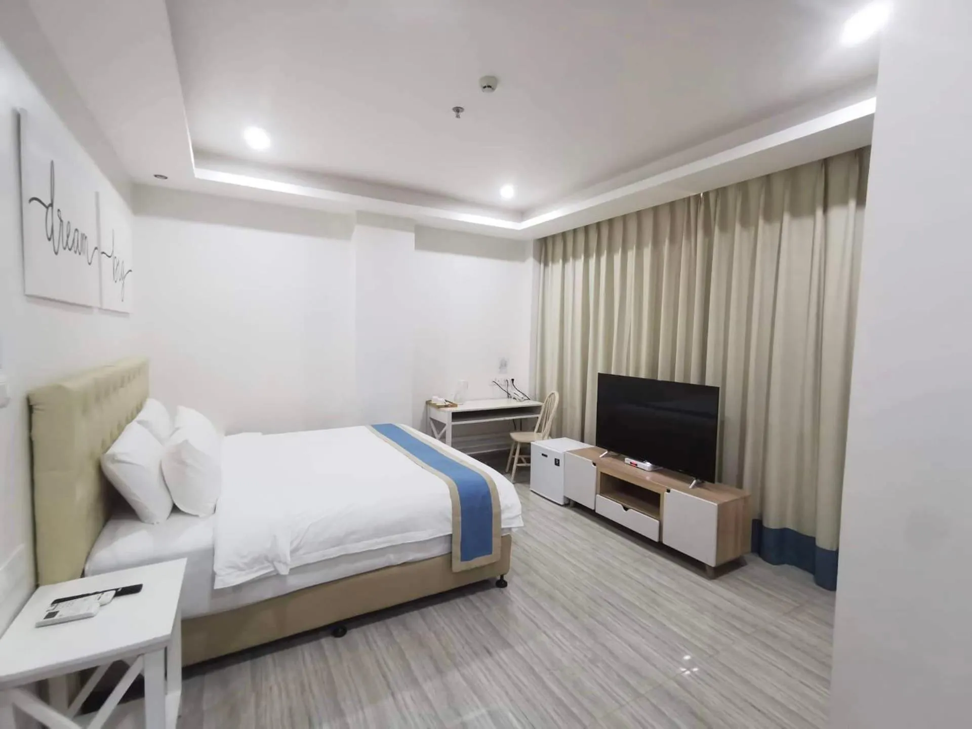 Bed in Hampton Suites