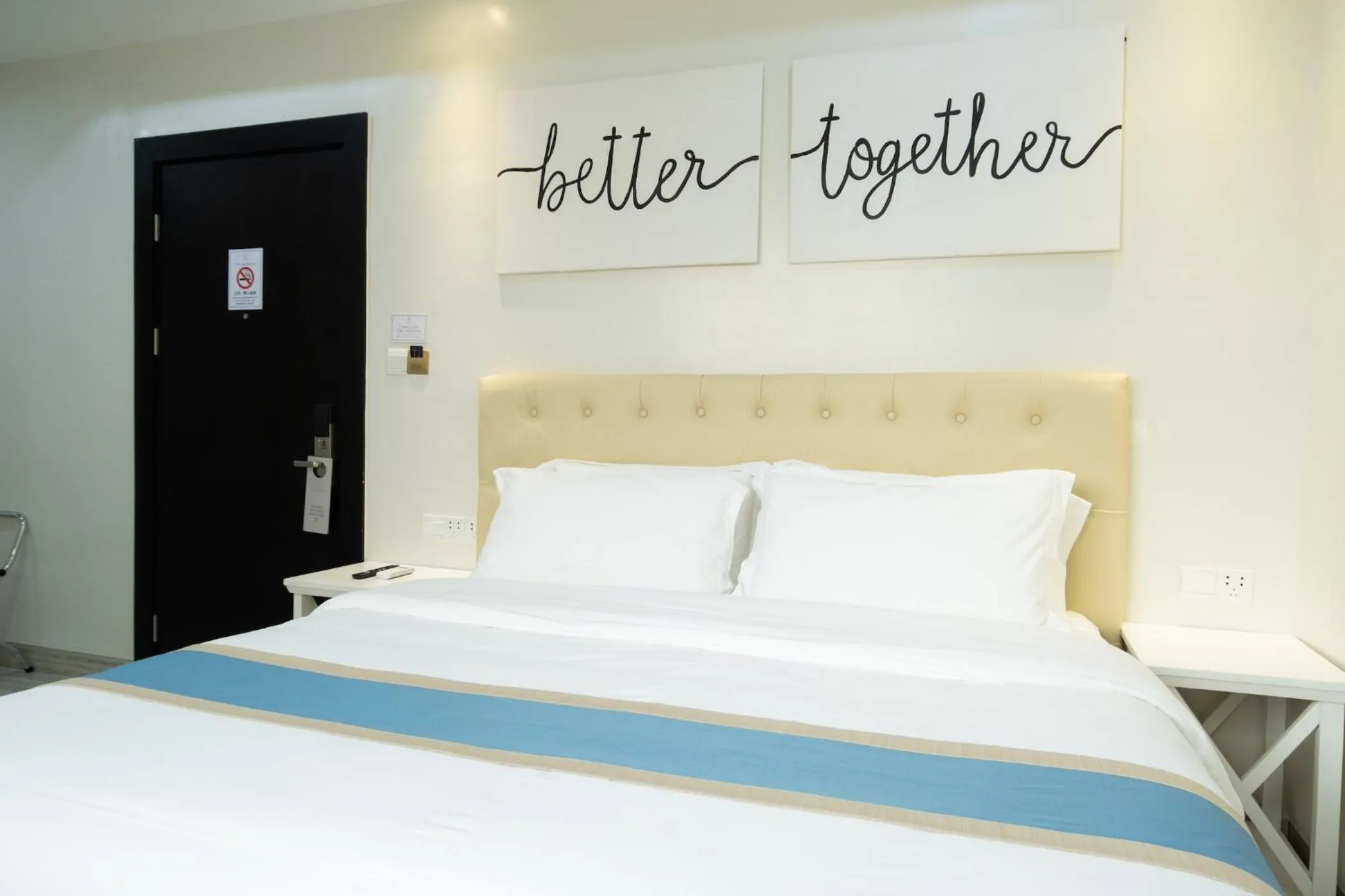 Bed in Hampton Suites