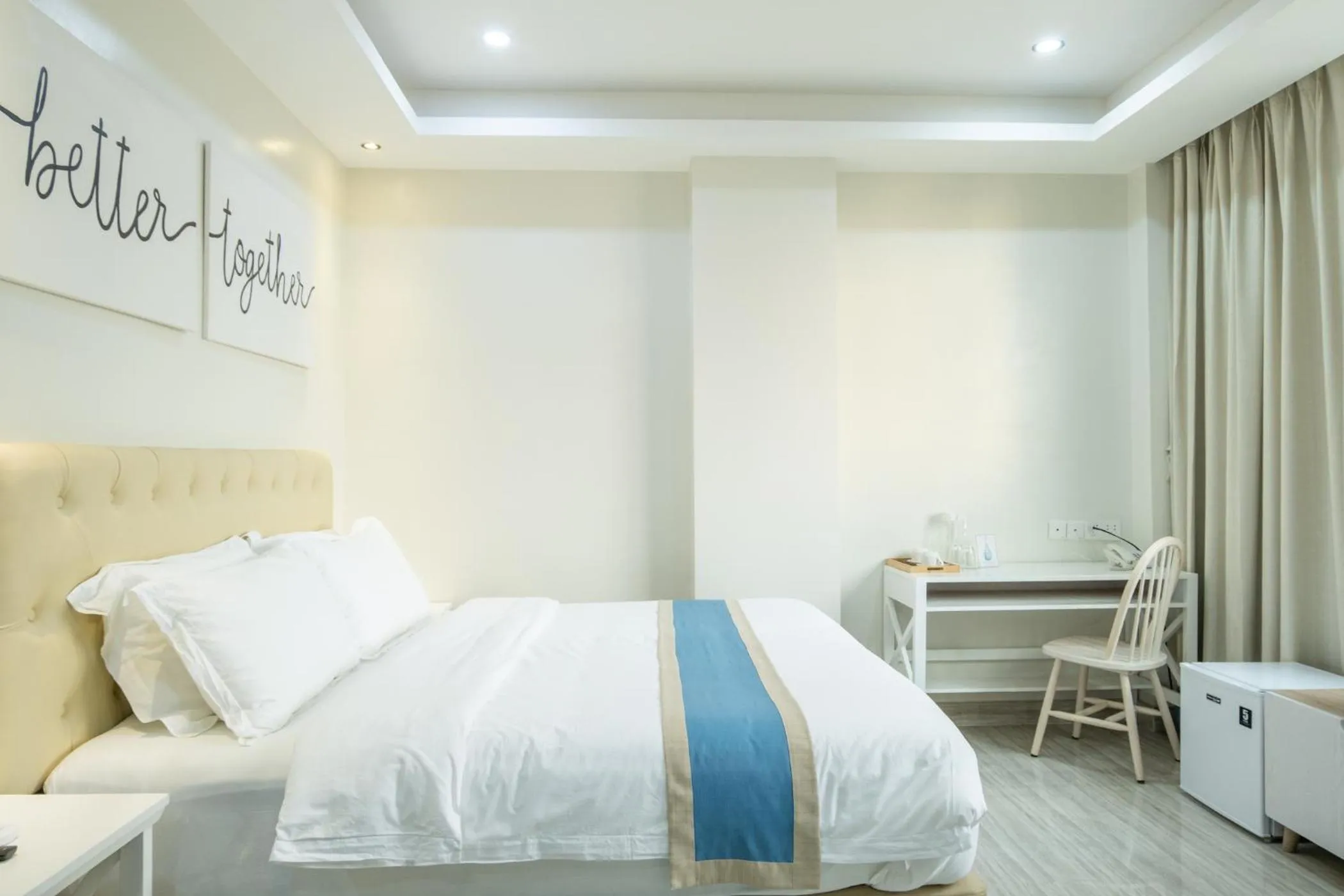 Bed in Hampton Suites