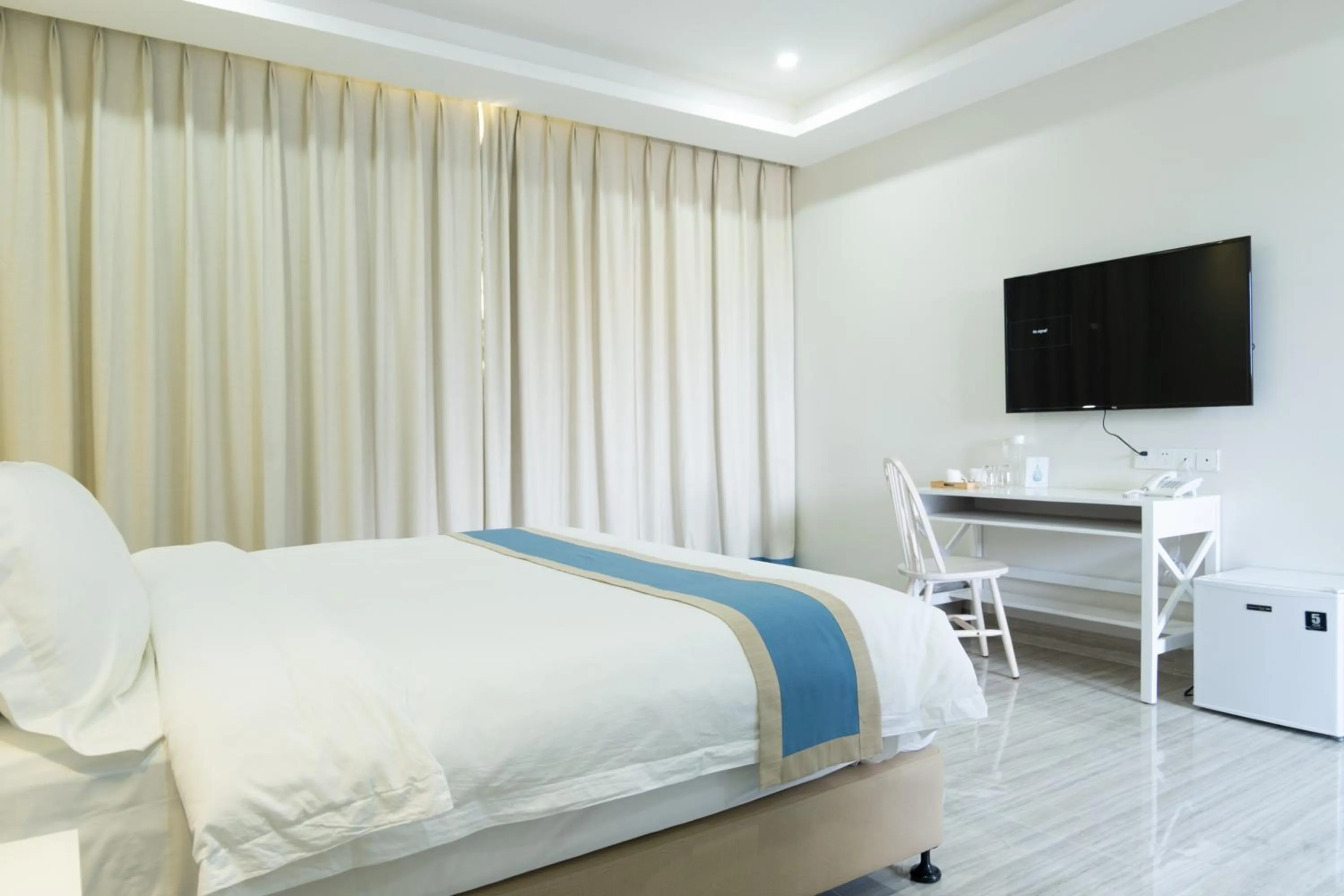 Bed in Hampton Suites