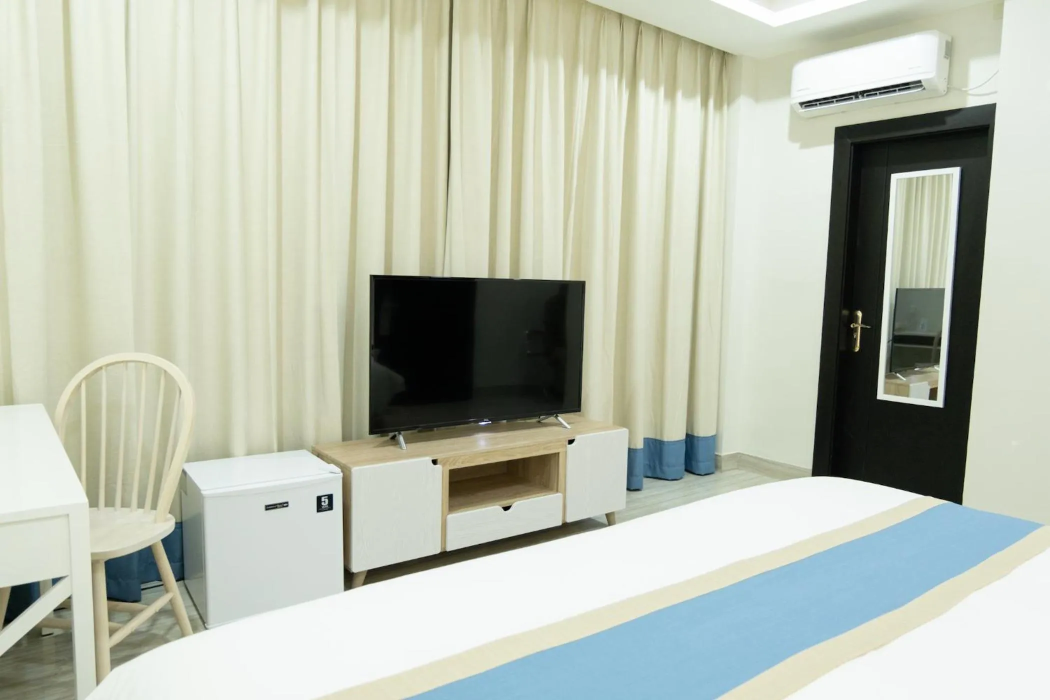 Bed in Hampton Suites