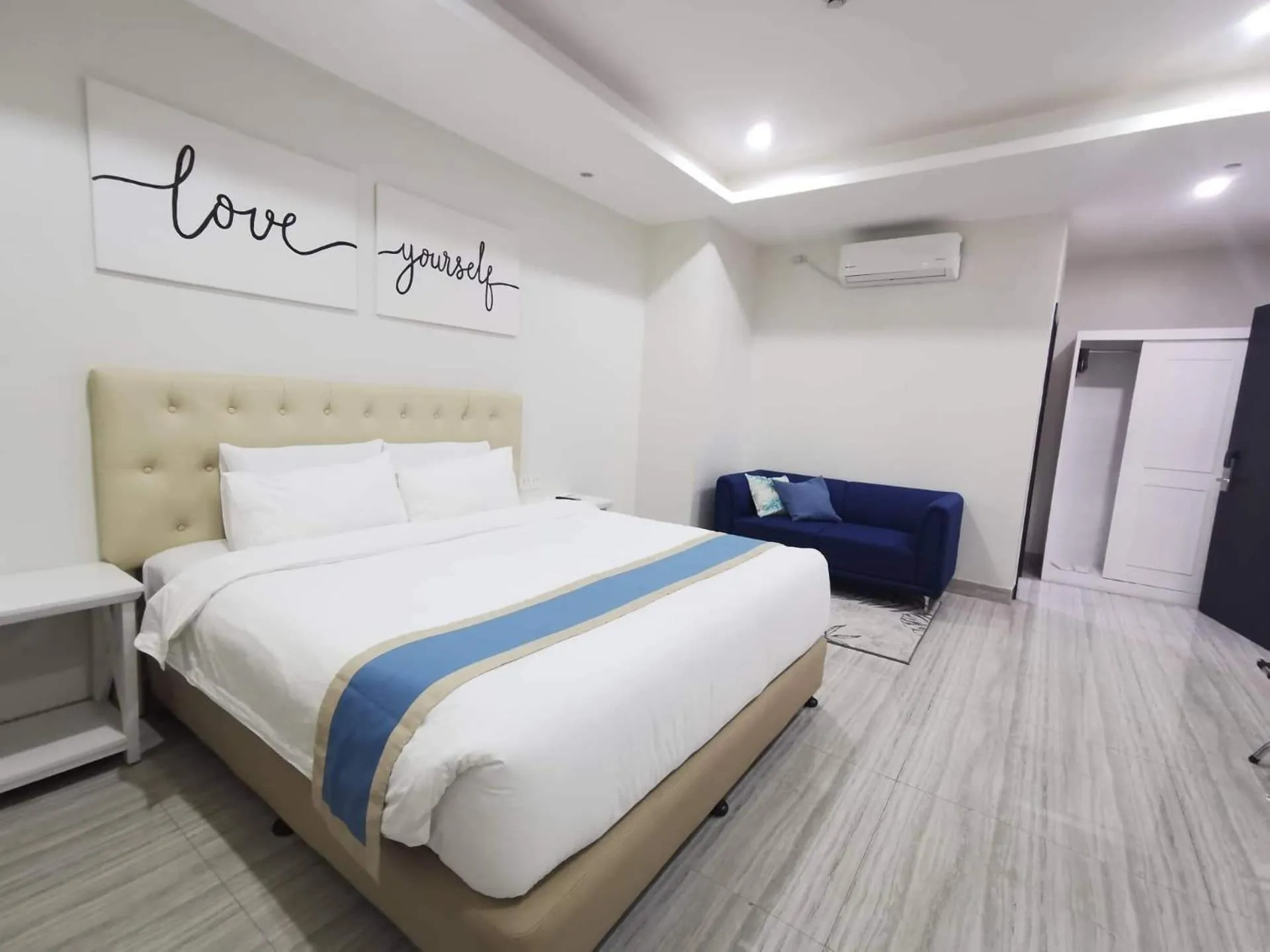 Bed in Hampton Suites