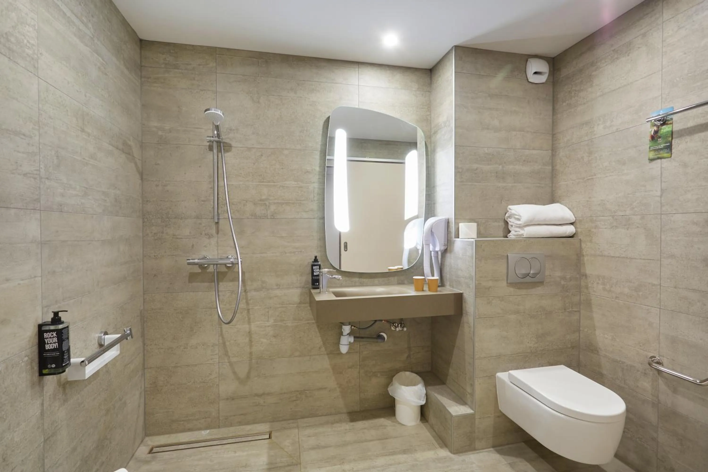 Shower in ibis Annemasse-Genève