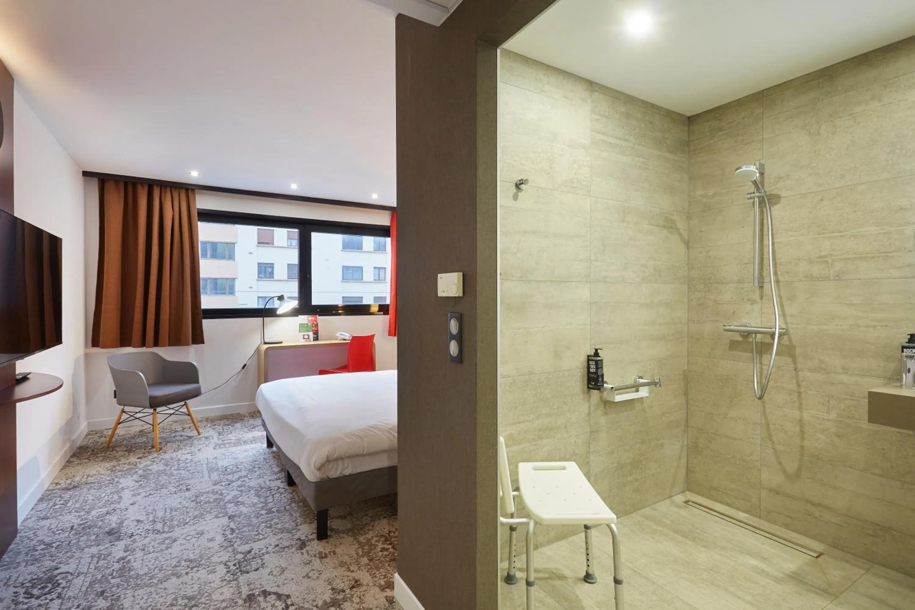 Shower, Bed in ibis Annemasse-Genève