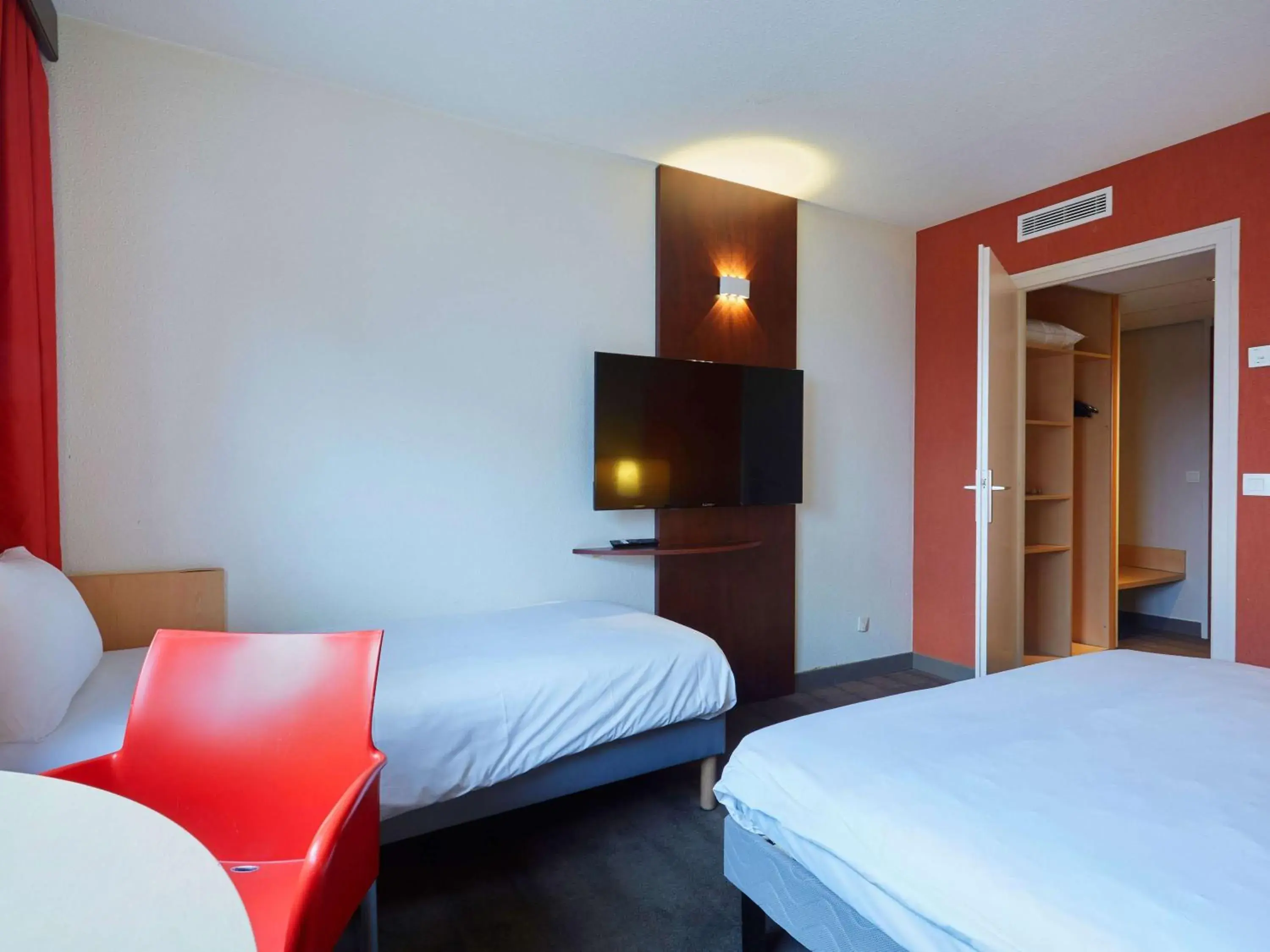 Bed in ibis Annemasse-Genève Bed in ibis Annemasse-Genève