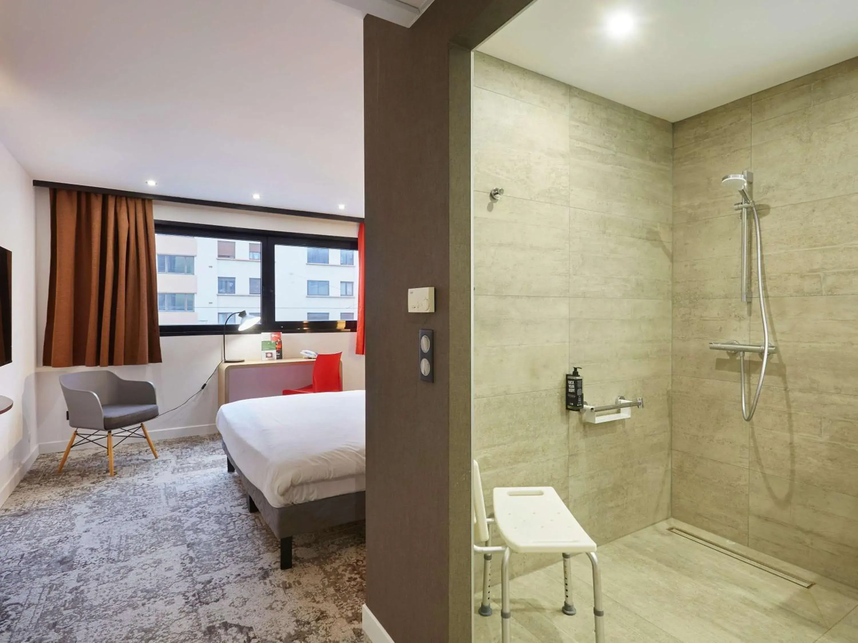 Shower, Bed in ibis Annemasse-Genève Shower, Bed in ibis Annemasse-Genève