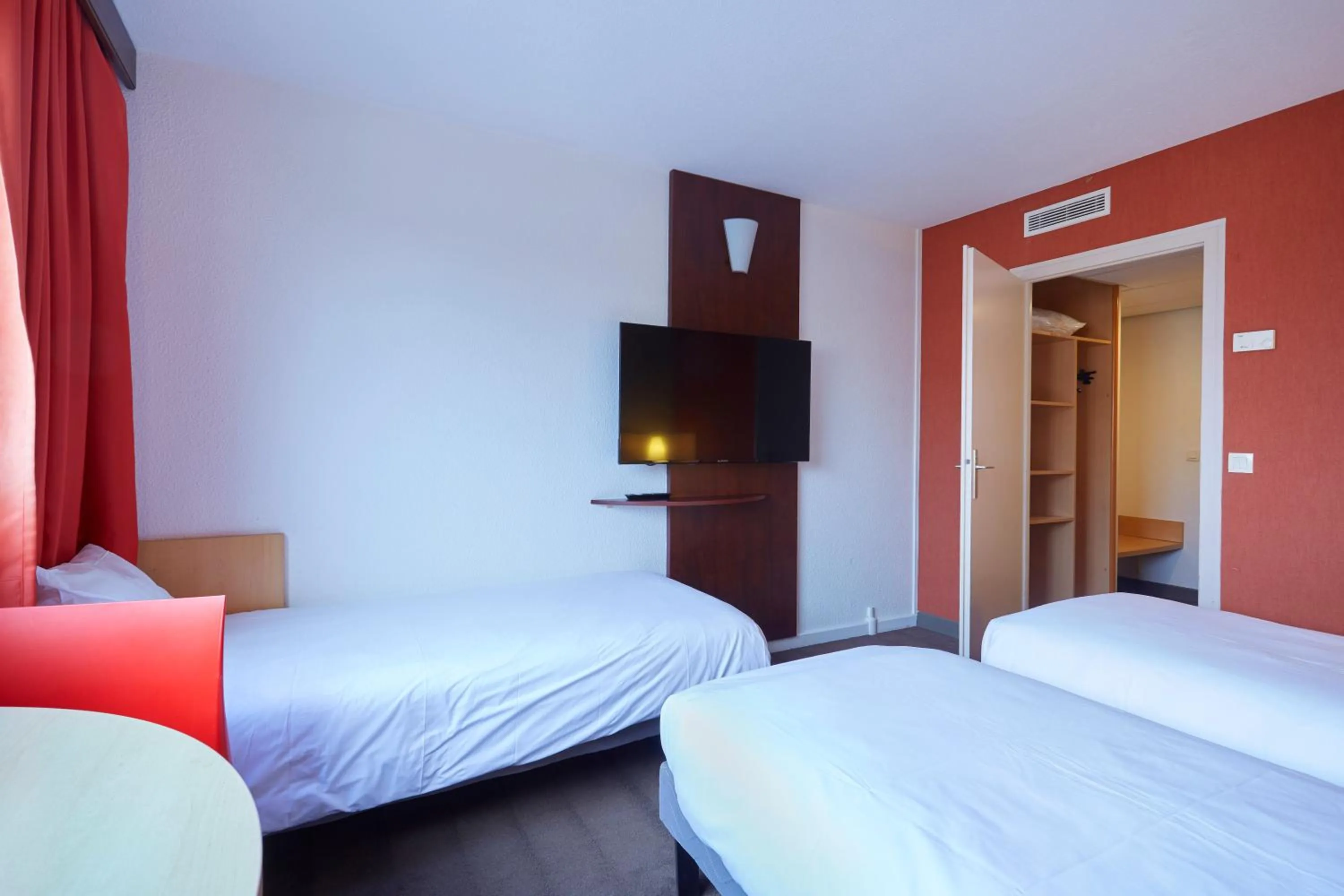 Bed in ibis Annemasse-Genève