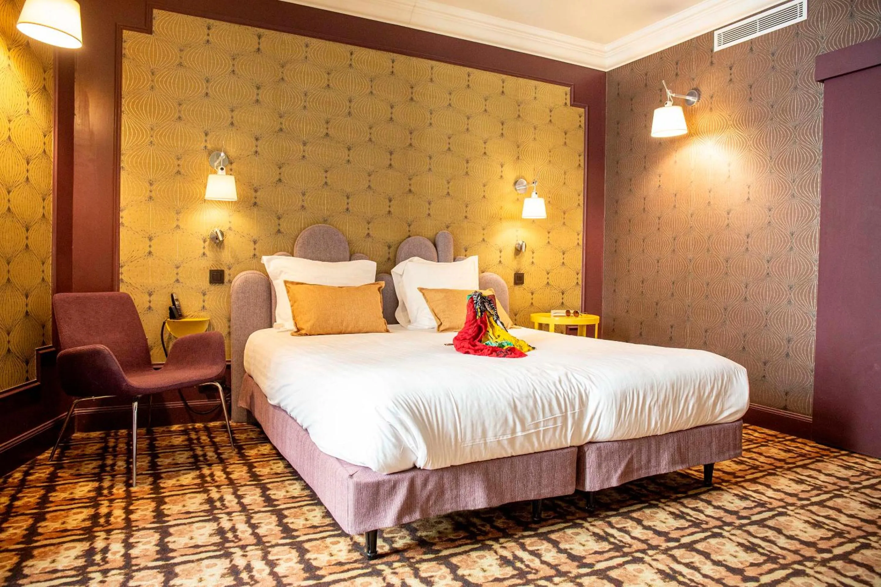 Bed in Grand Hôtel du Midi Montpellier - Opéra Comédie