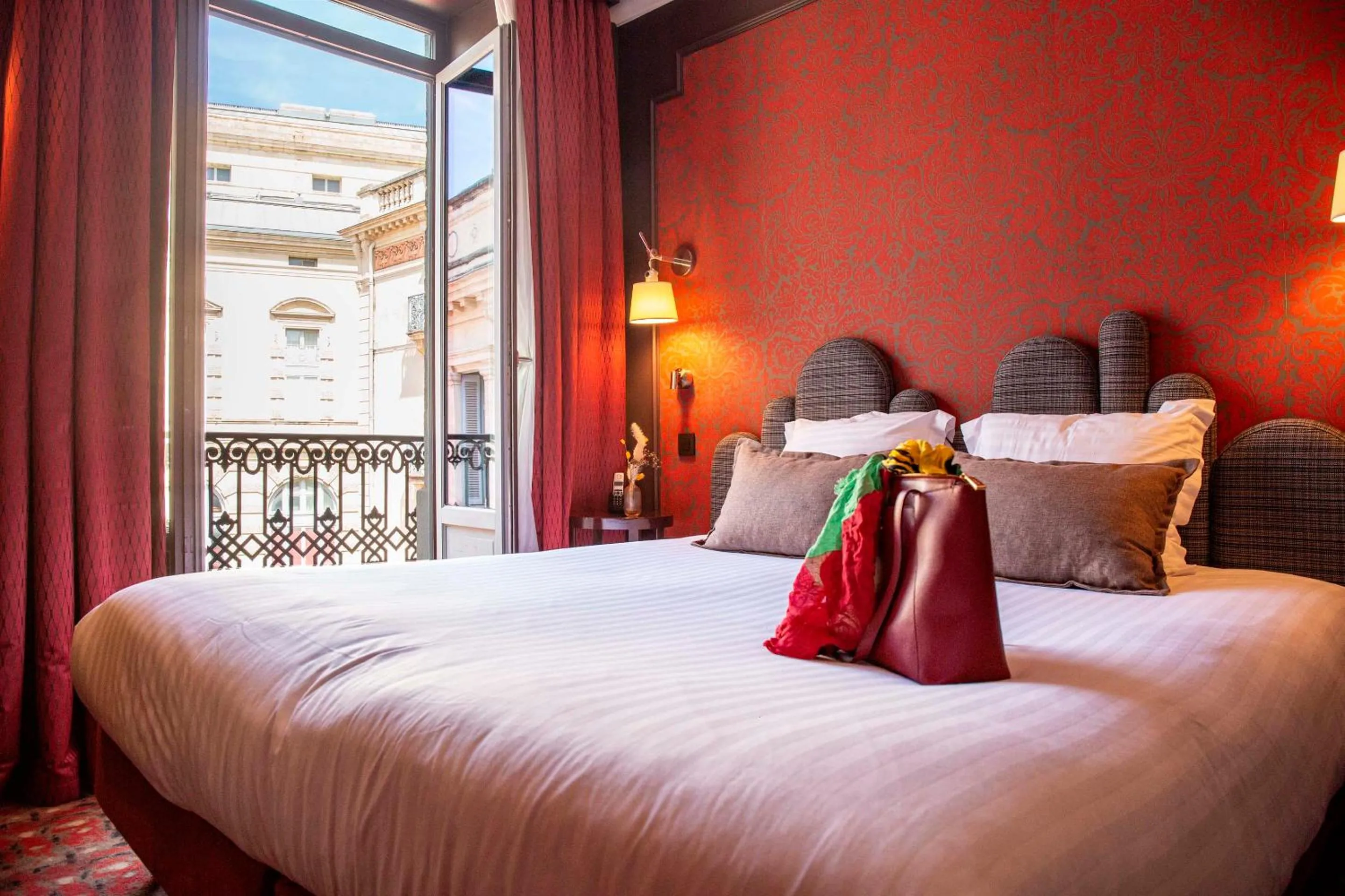 Bed in Grand Hôtel du Midi Montpellier - Opéra Comédie