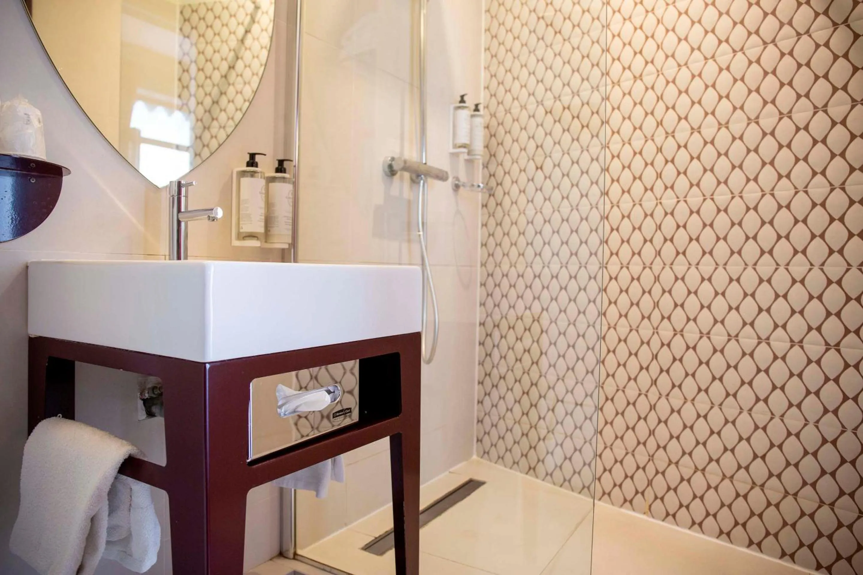 Shower in Grand Hôtel du Midi Montpellier - Opéra Comédie