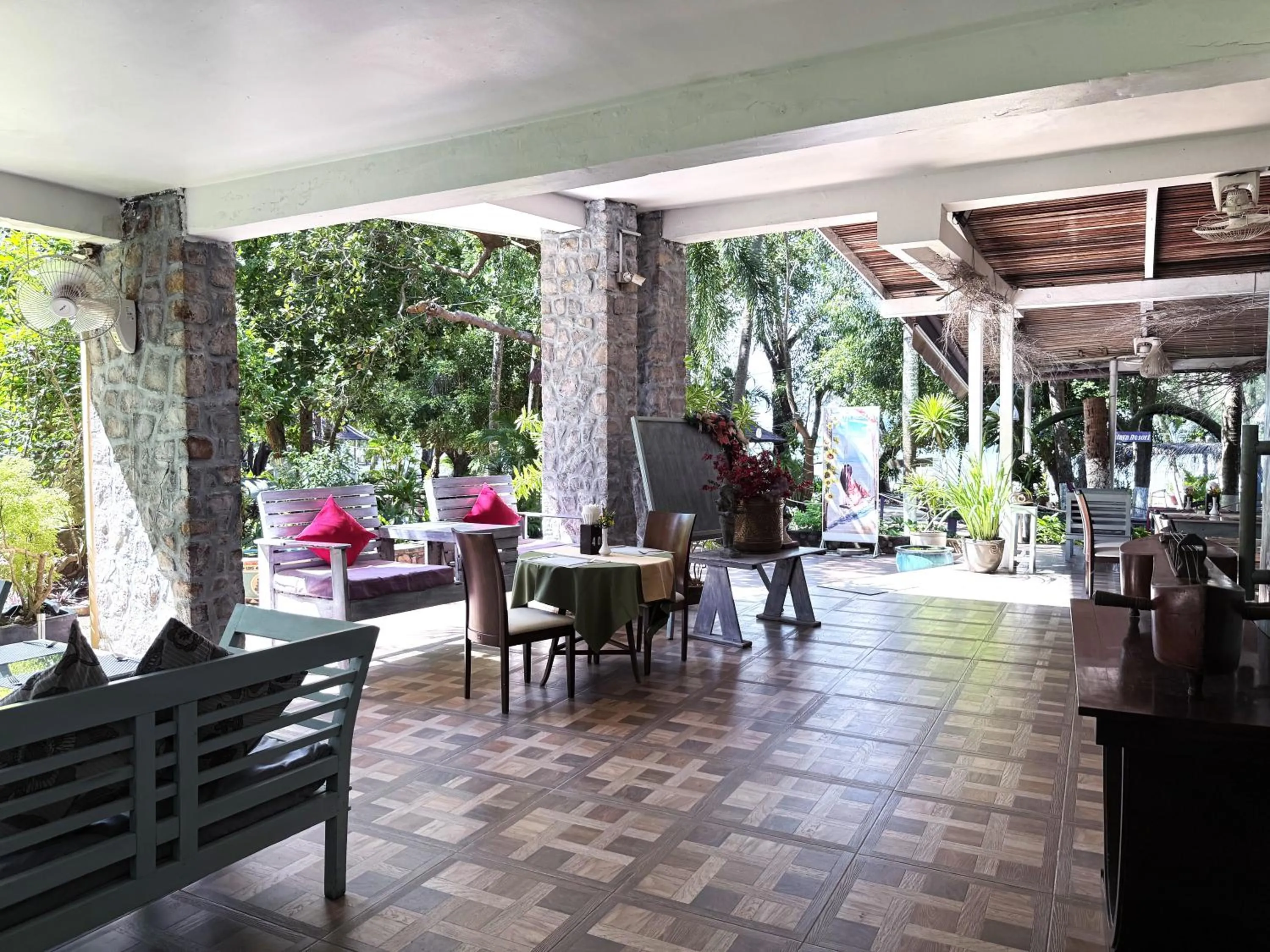 Restaurant/places to eat in Nataya Round House Coral Bay Resort