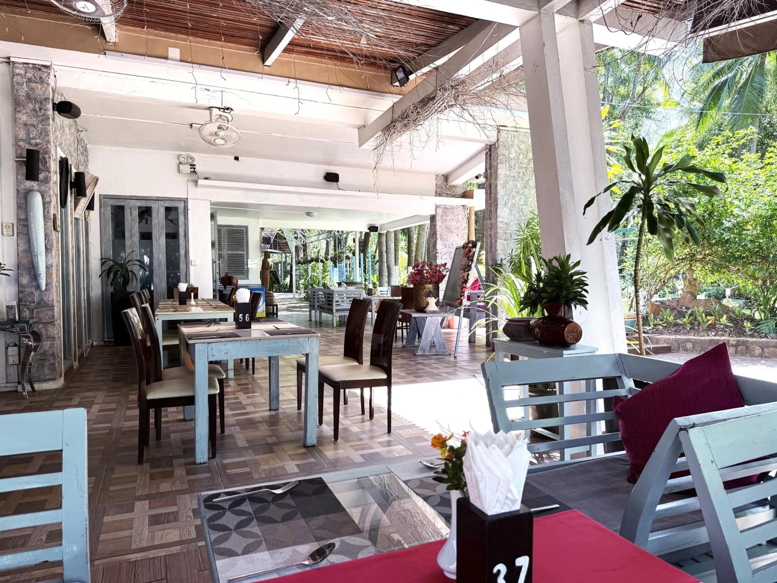 Restaurant/places to eat in Nataya Round House Coral Bay Resort