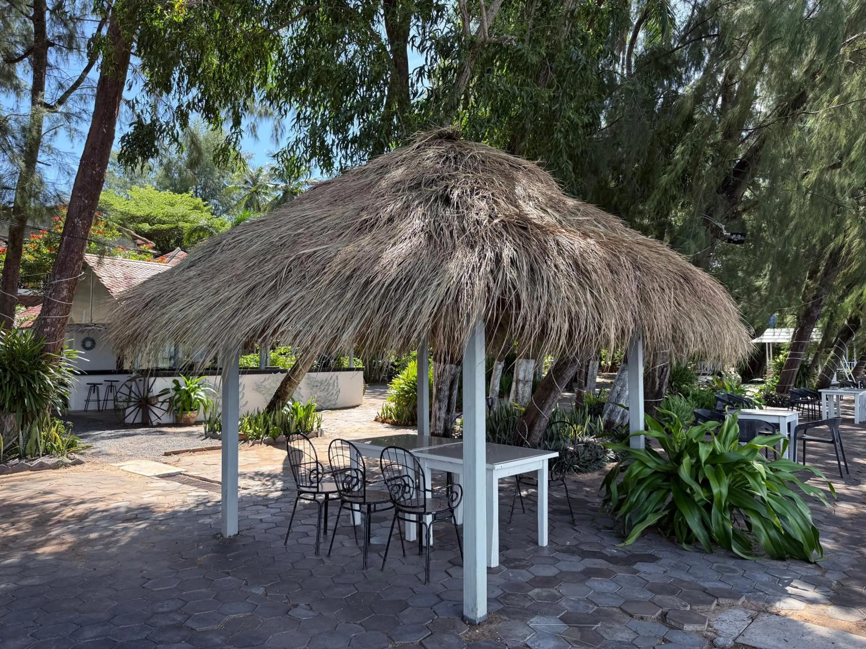 Restaurant/places to eat in Nataya Round House Coral Bay Resort