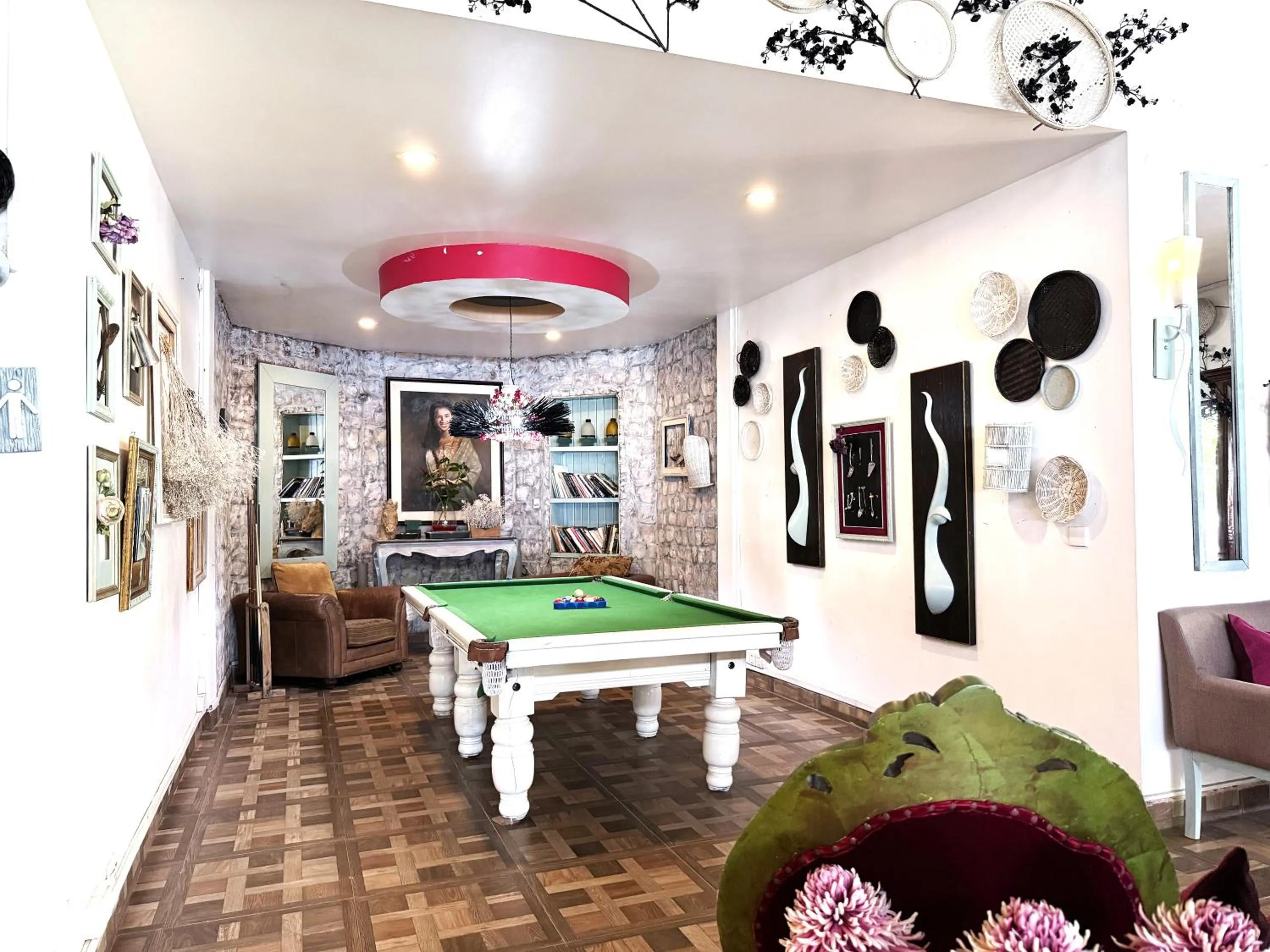 Restaurant/places to eat in Nataya Round House Coral Bay Resort