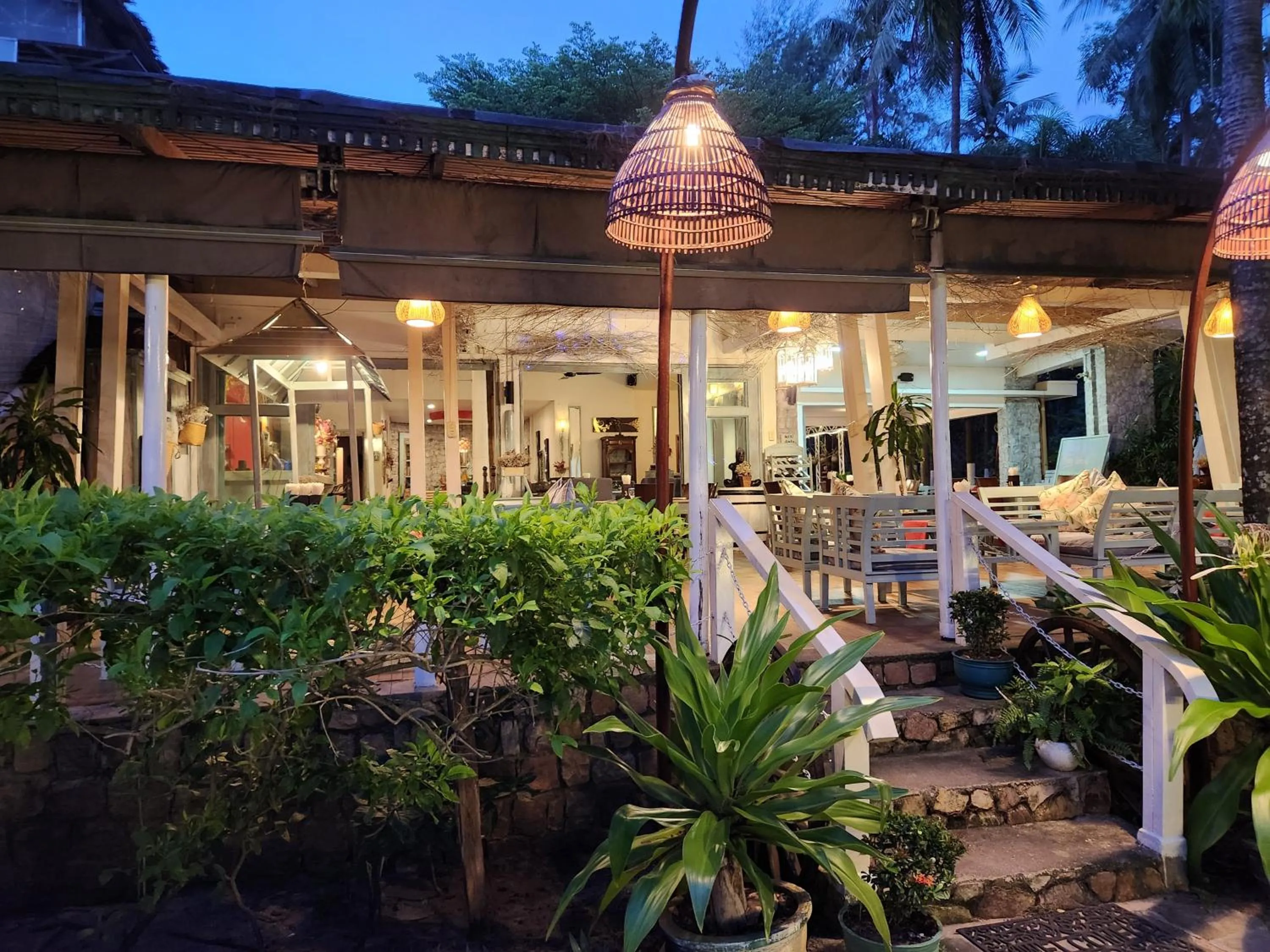 Restaurant/places to eat in Nataya Round House Coral Bay Resort