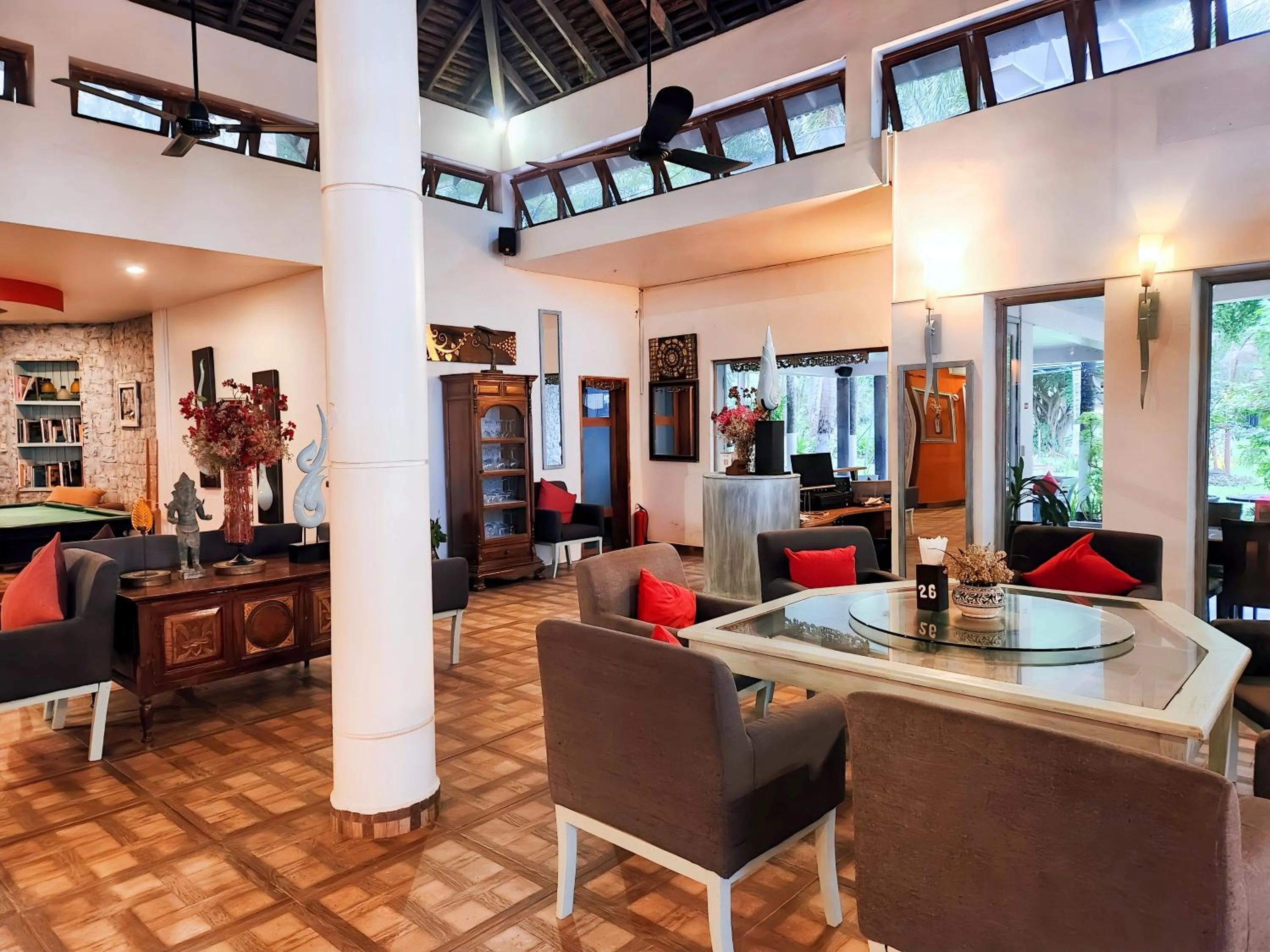 Restaurant/places to eat in Nataya Round House Coral Bay Resort