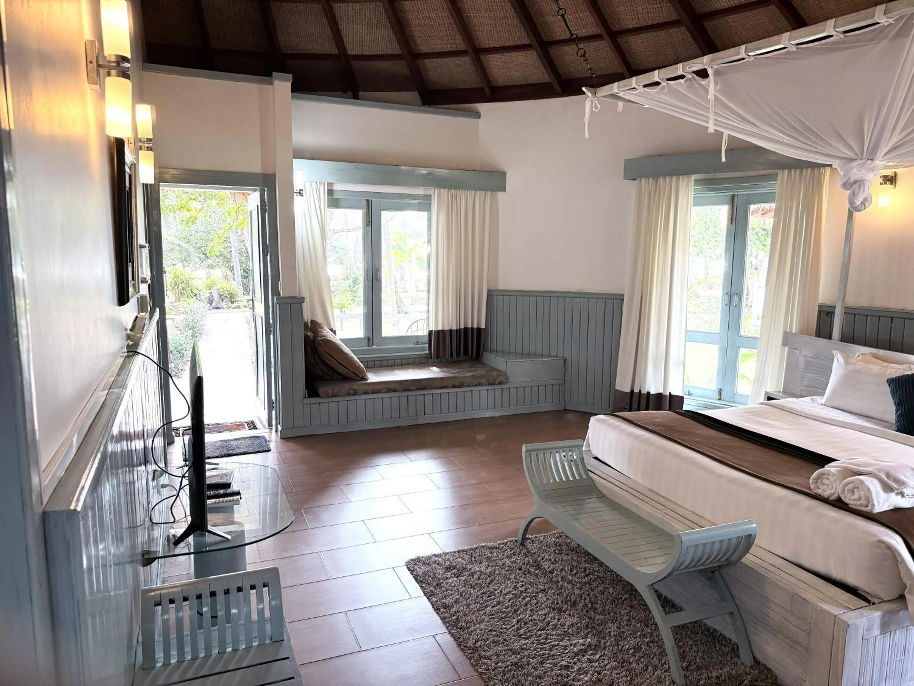 Bed in Nataya Round House Coral Bay Resort