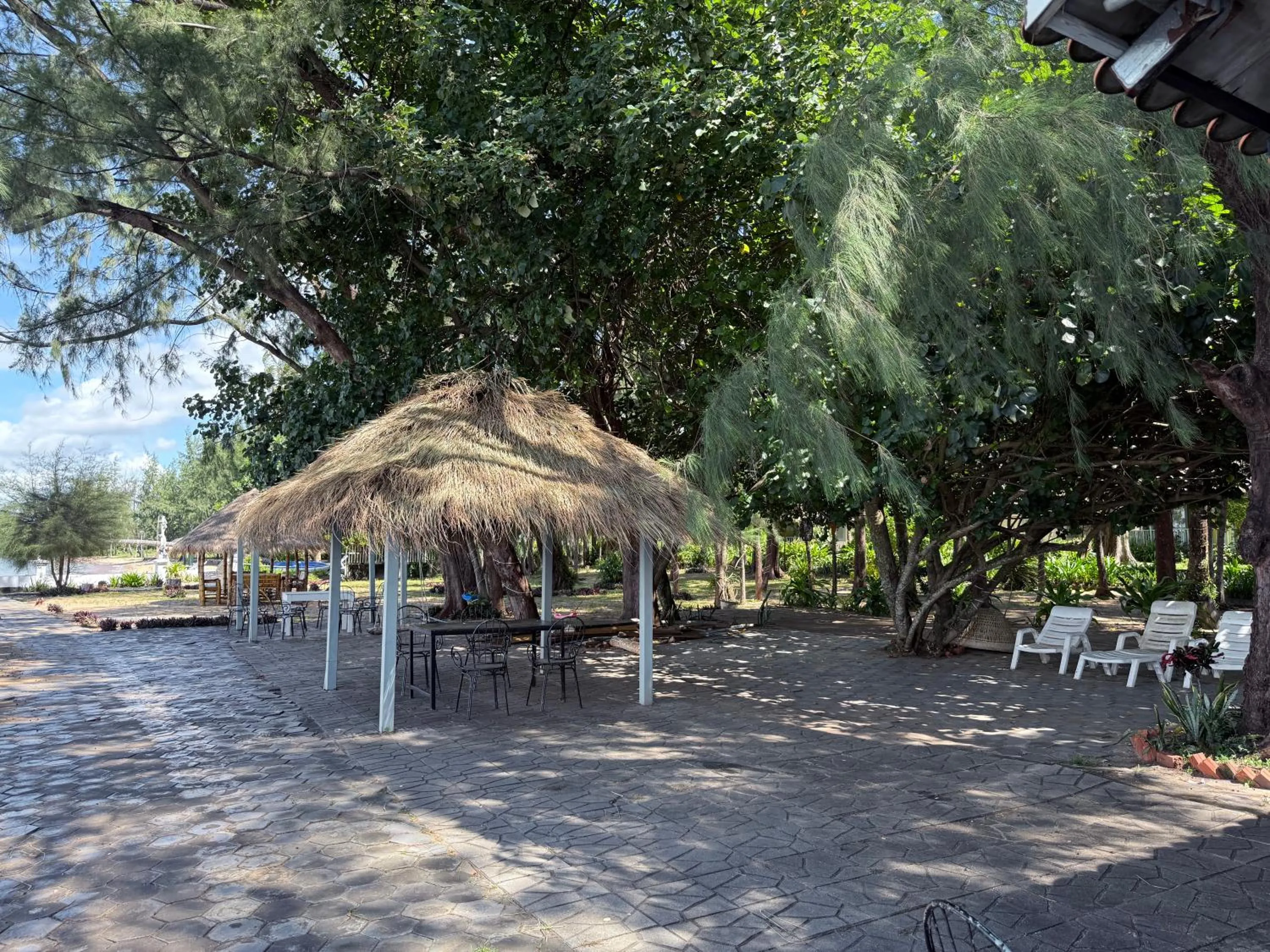 Restaurant/places to eat in Nataya Round House Coral Bay Resort