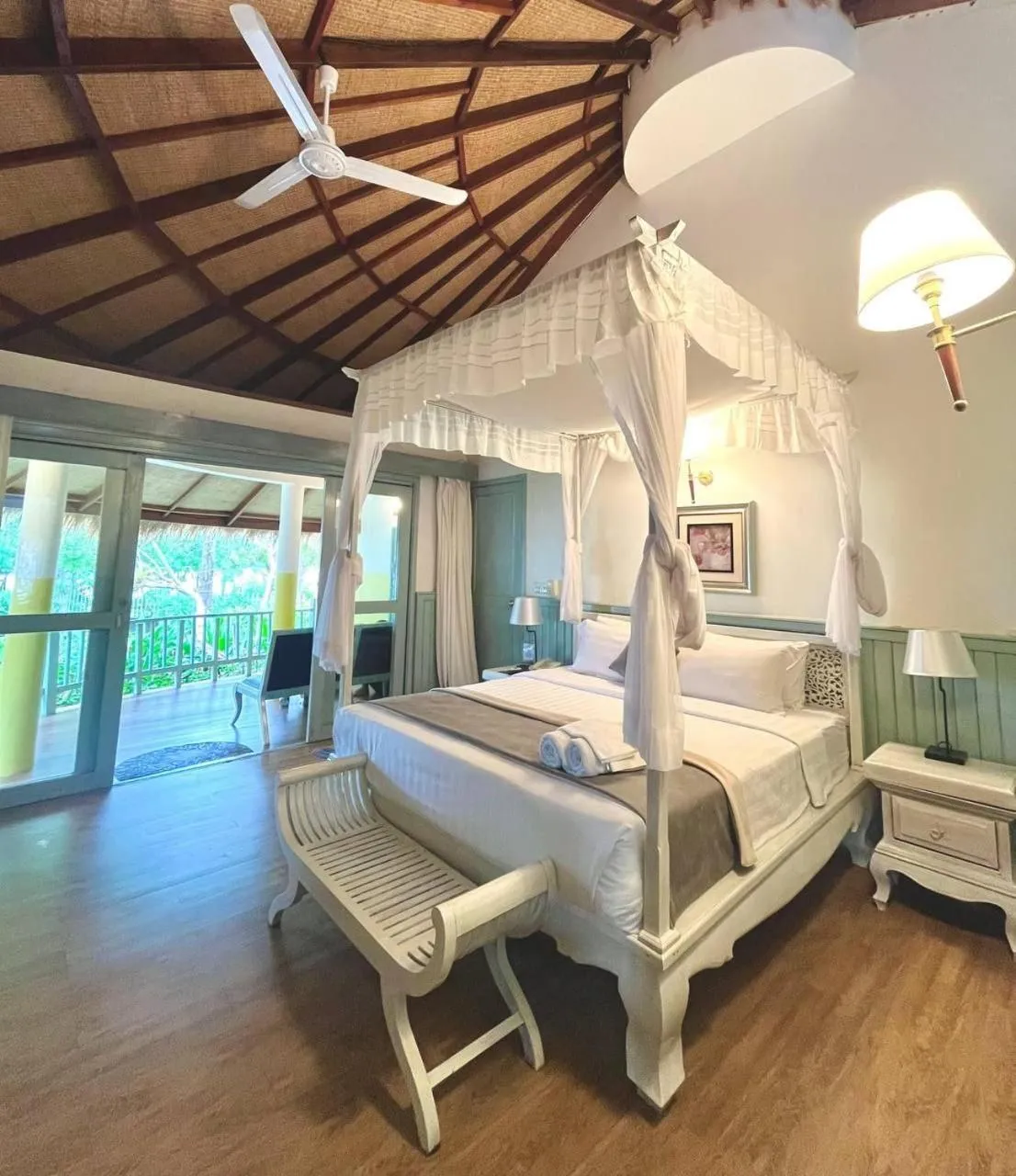 Bed in Nataya Round House Coral Bay Resort