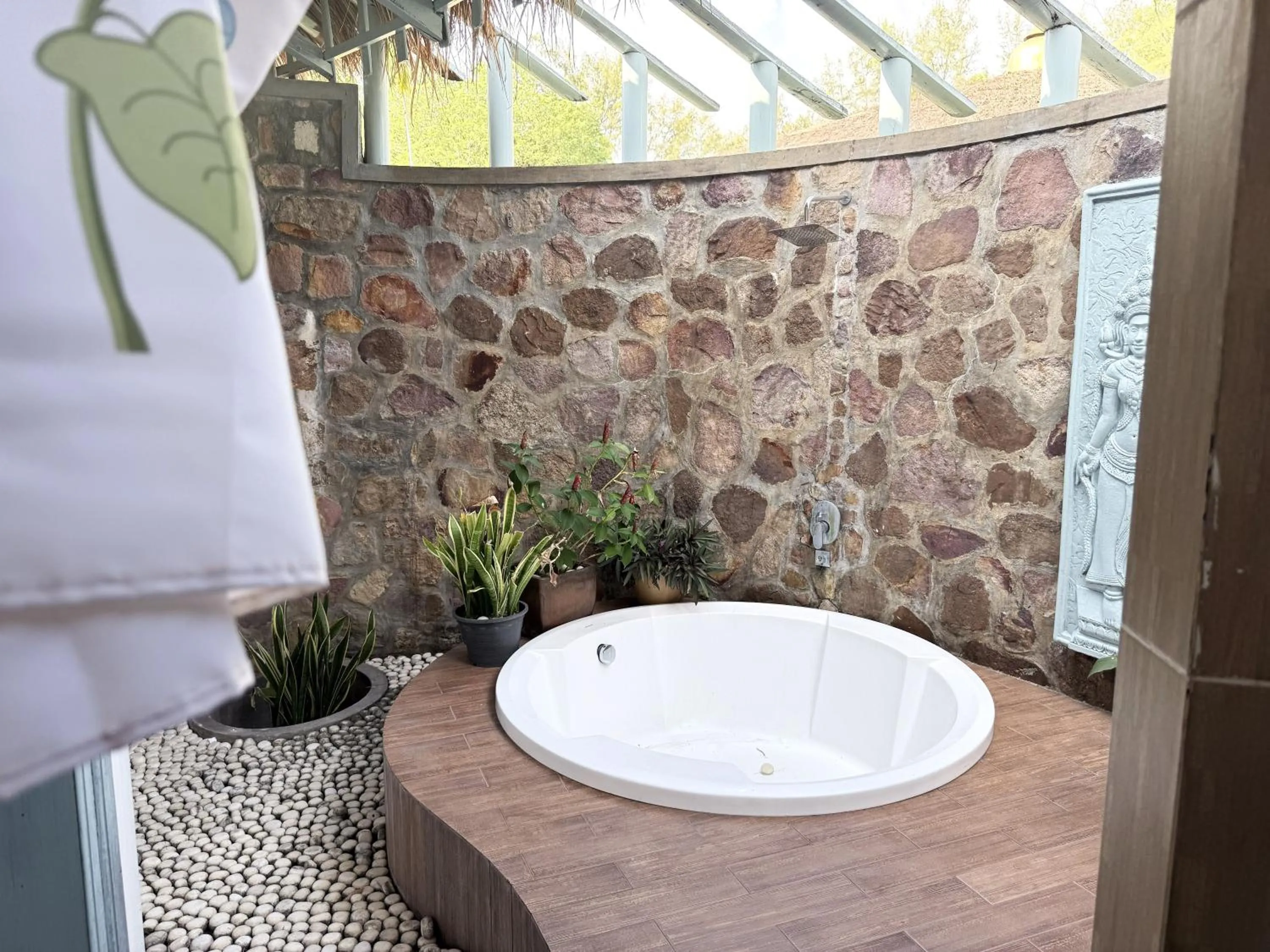 Bath in Nataya Round House Coral Bay Resort