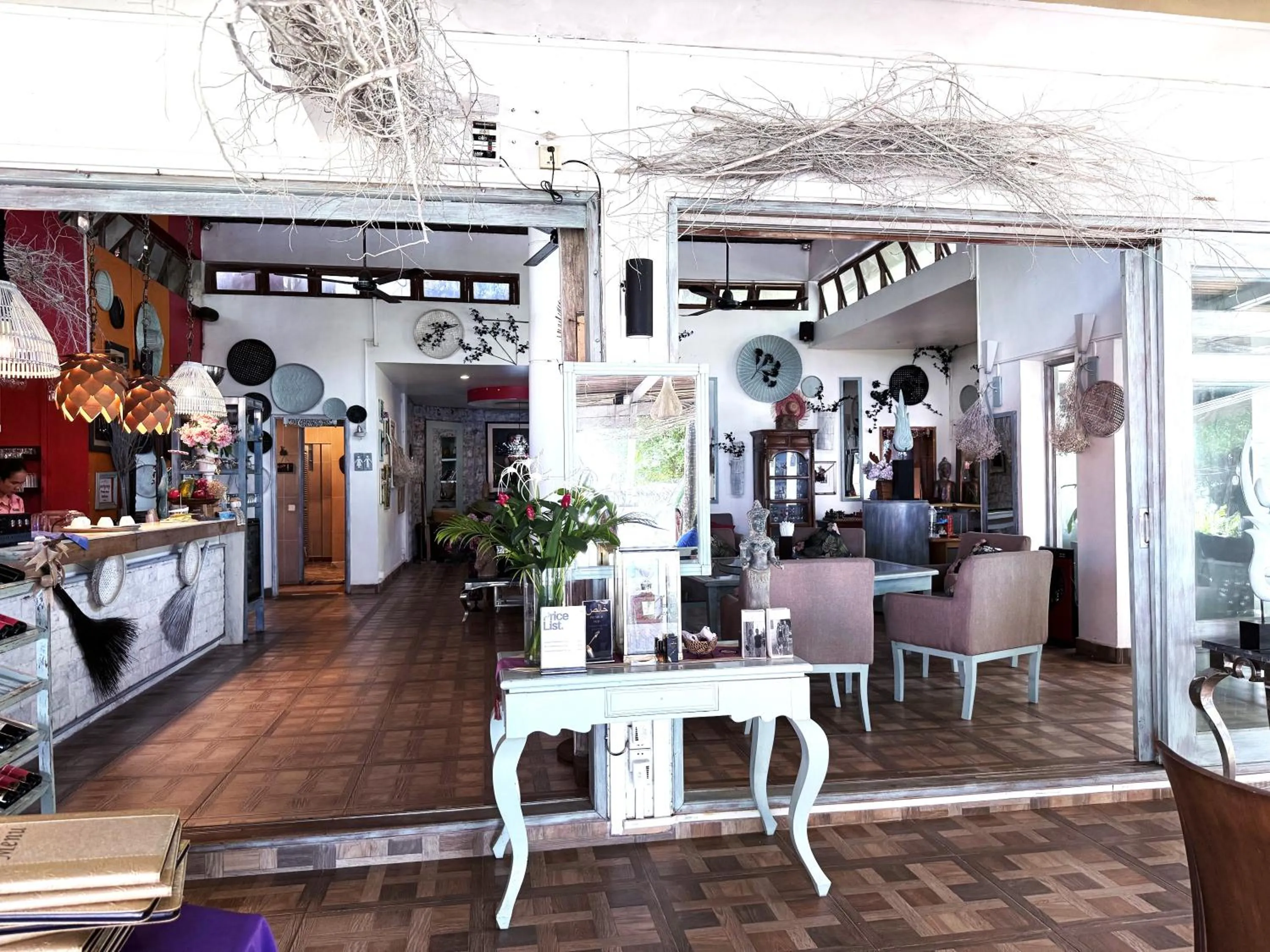 Restaurant/places to eat in Nataya Round House Coral Bay Resort