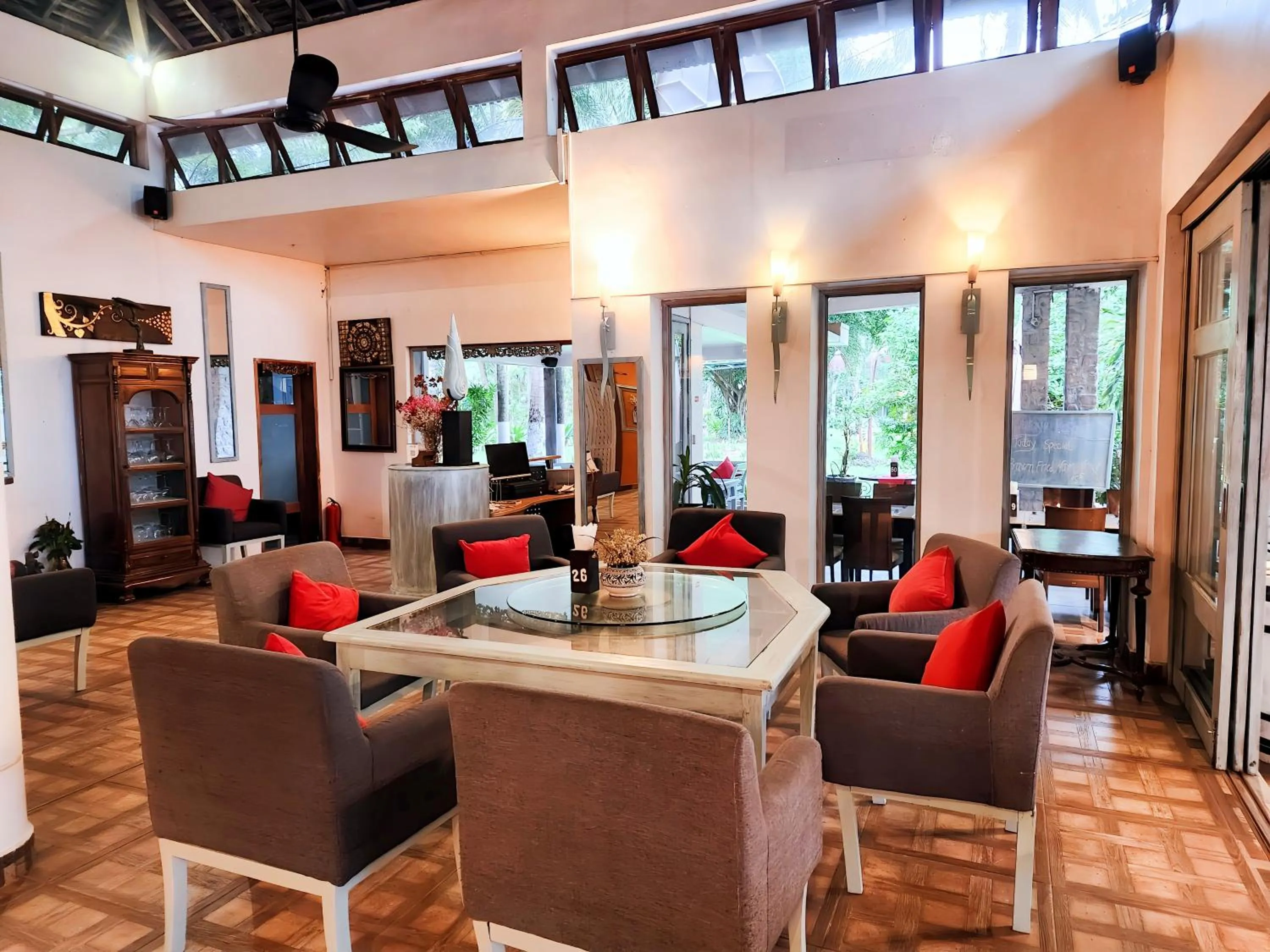 Restaurant/places to eat in Nataya Round House Coral Bay Resort