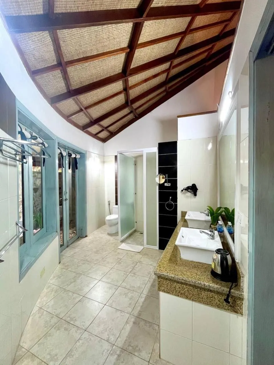 Bathroom in Nataya Round House Coral Bay Resort
