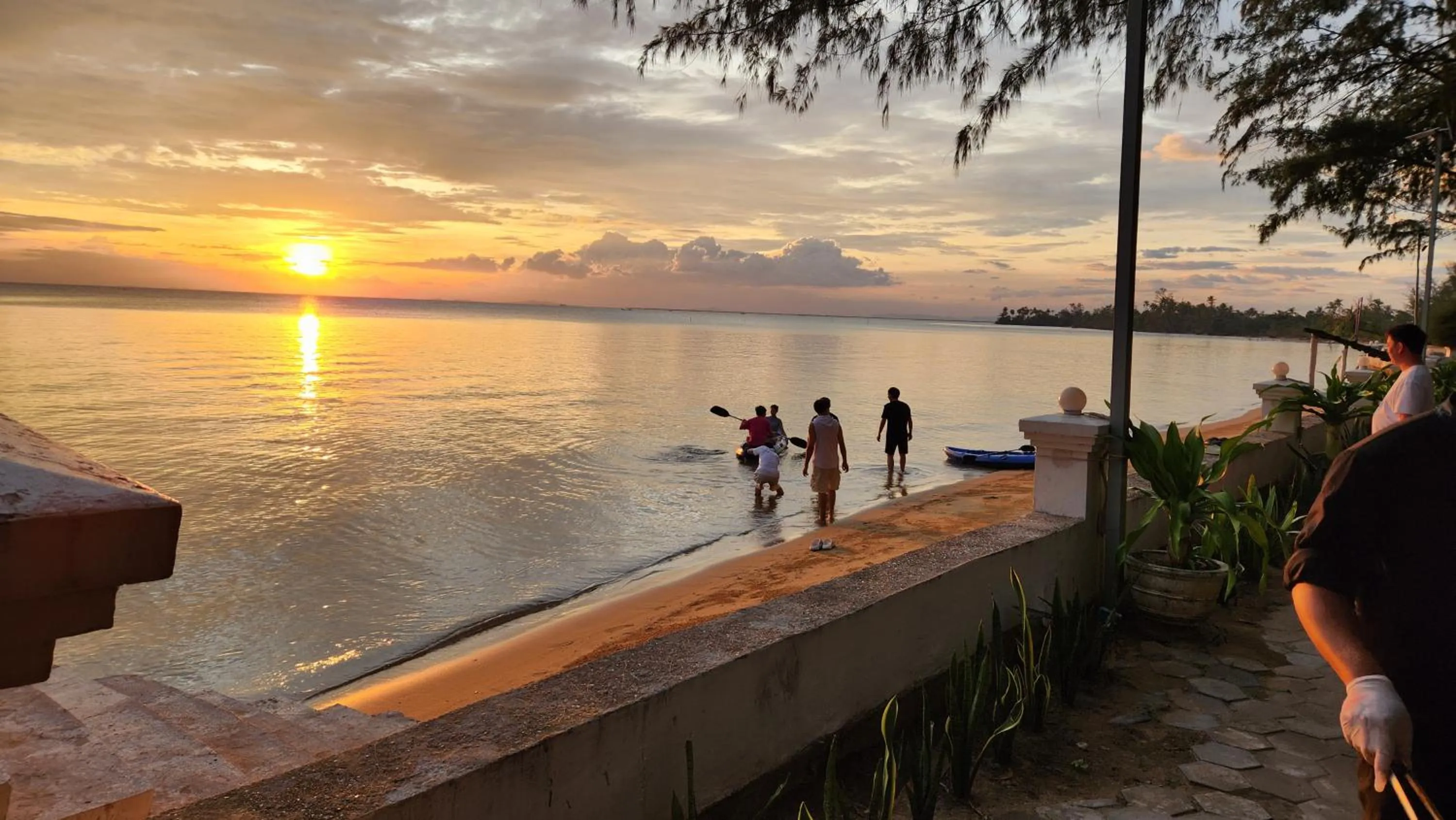 Canoeing in Nataya Round House Coral Bay Resort