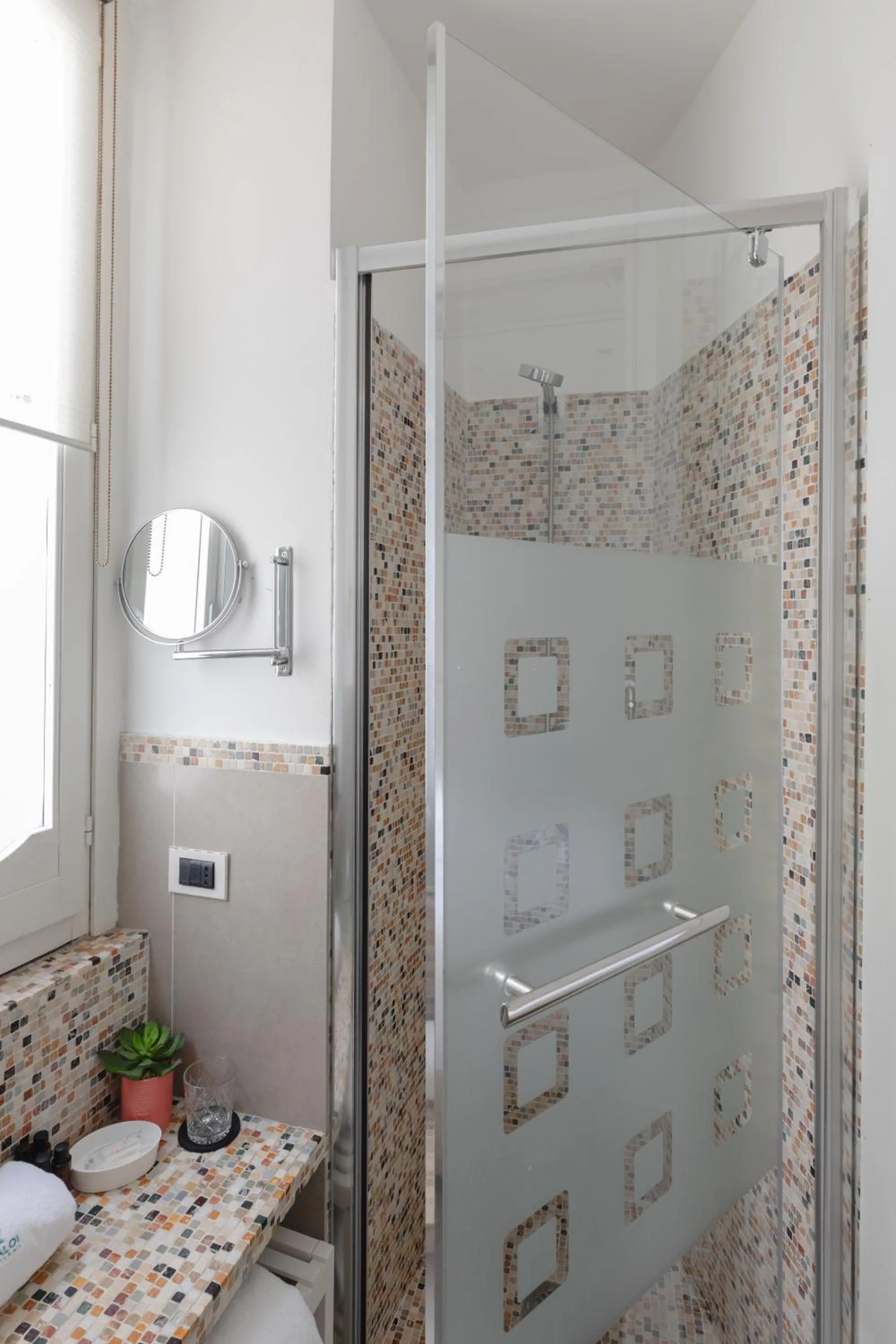 Shower in Relais Roma Centro