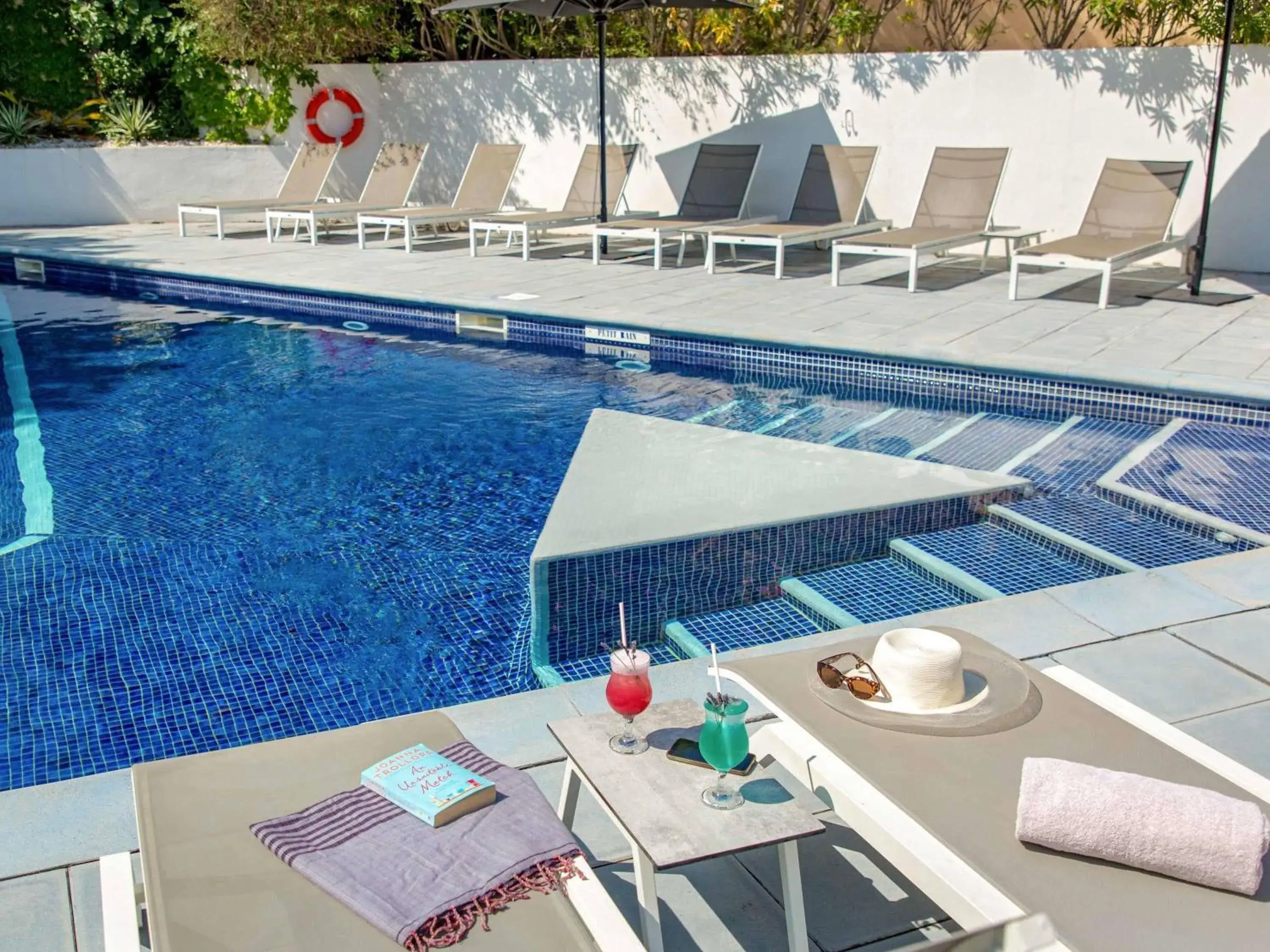 Property building in Mercure Marseille Centre Bompard La Corniche Property building in Mercure Marseille Centre Bompard La Corniche